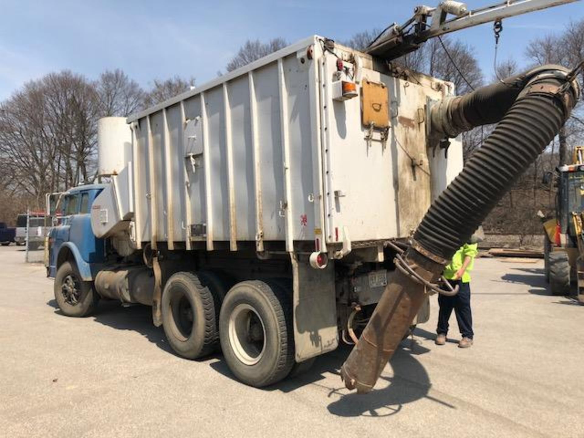 1988 Ford 8000 Vac-All truck. Cat diesel - Image 3 of 4