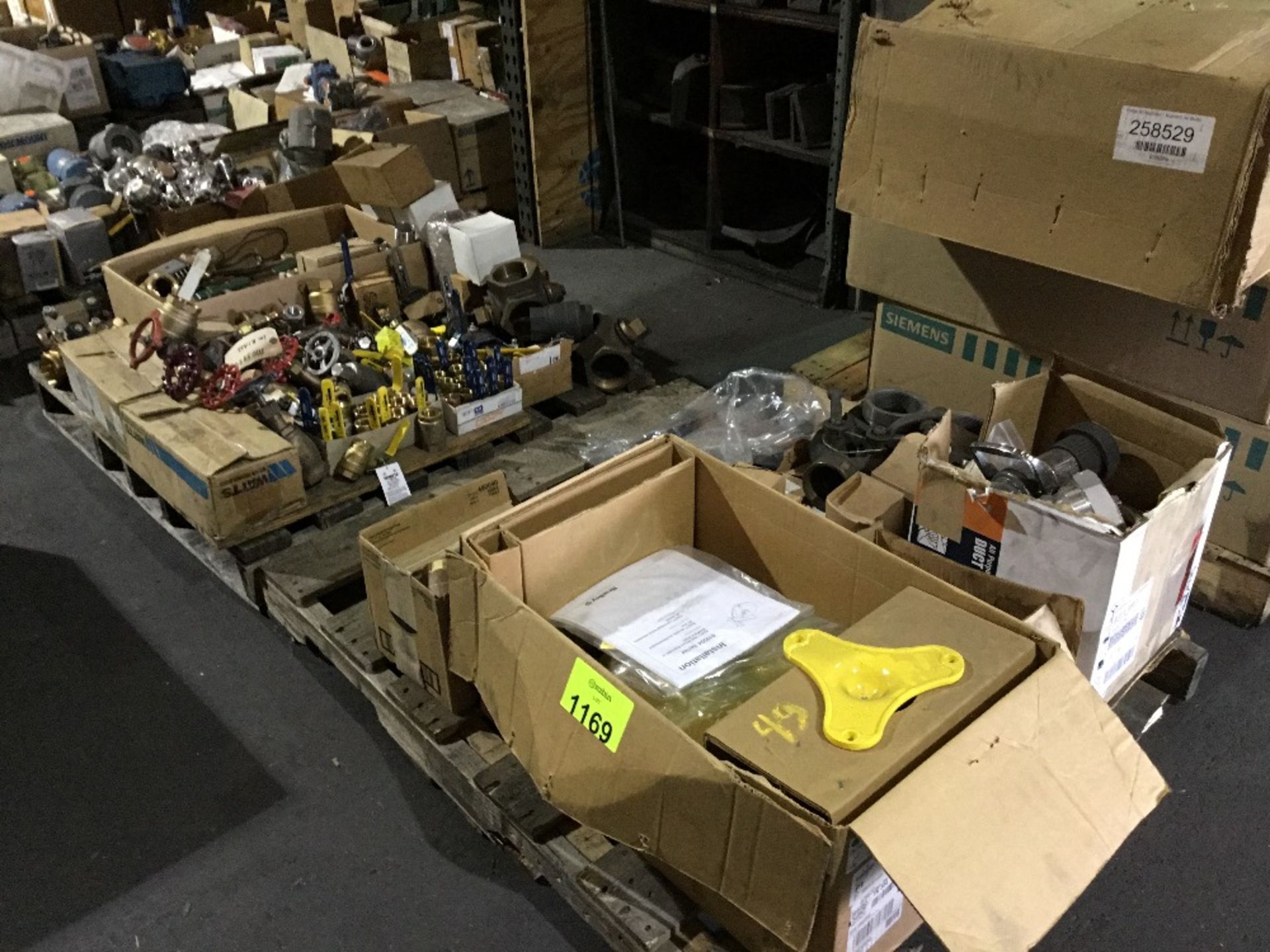 Lot of assorted brass, copper and stainless valves/fittings, ball, gate, relief, reducing