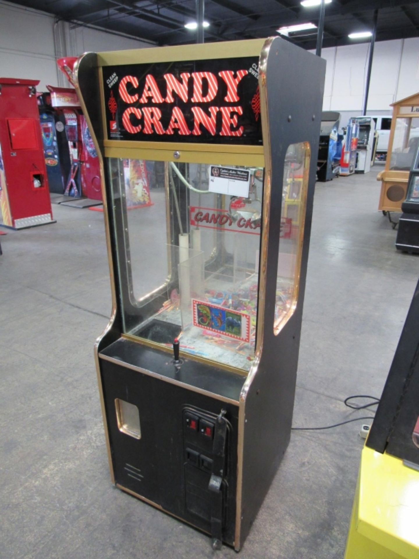 24" SMART CLEAN SWEEP CANDY CRANE MACHINE BLK Item is in used condition. Evidence of wear and - Image 2 of 2