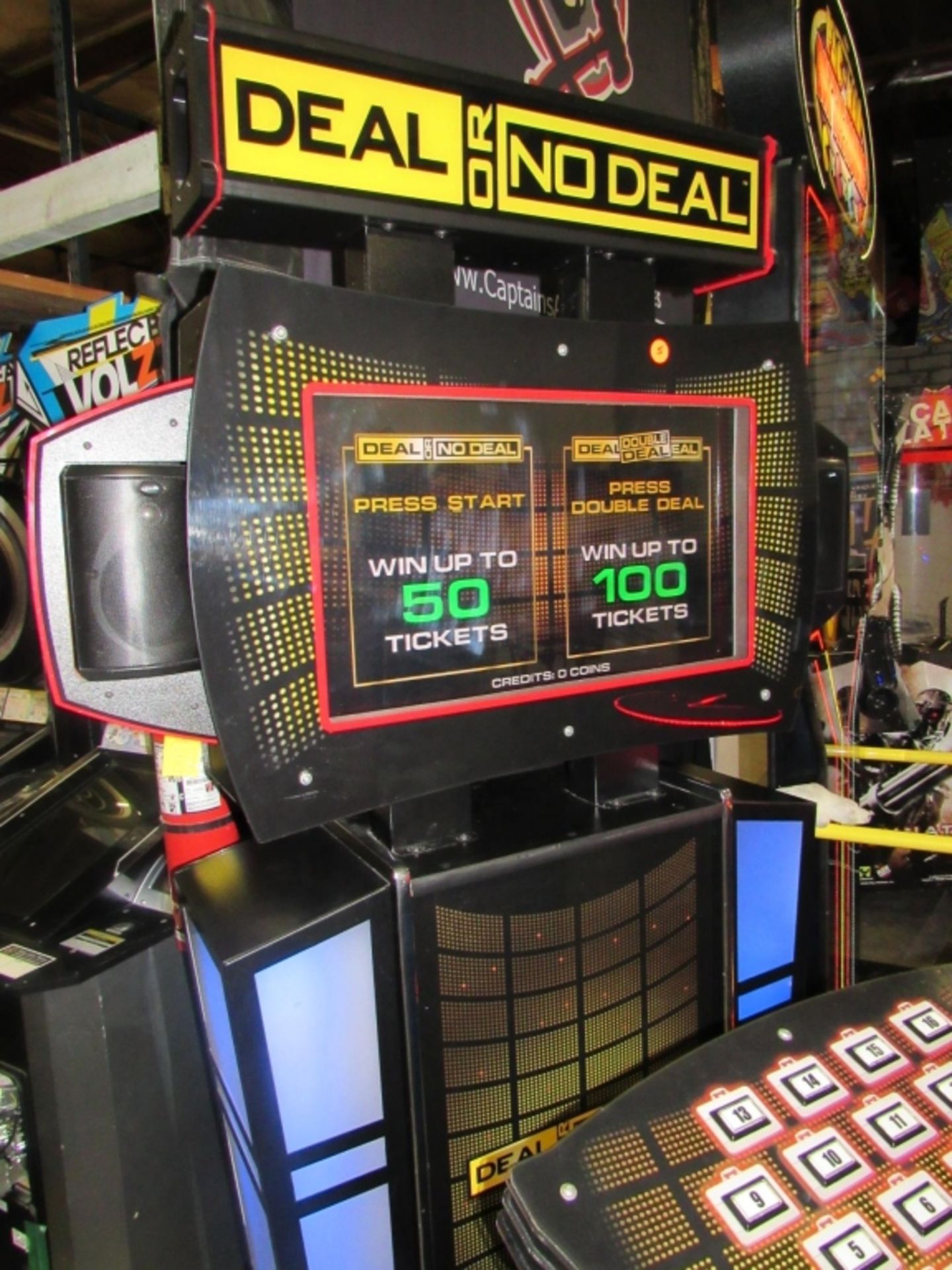 DEAL OR NO DEAL UPRIGHT ARCADE GAME ICE - Image 3 of 5