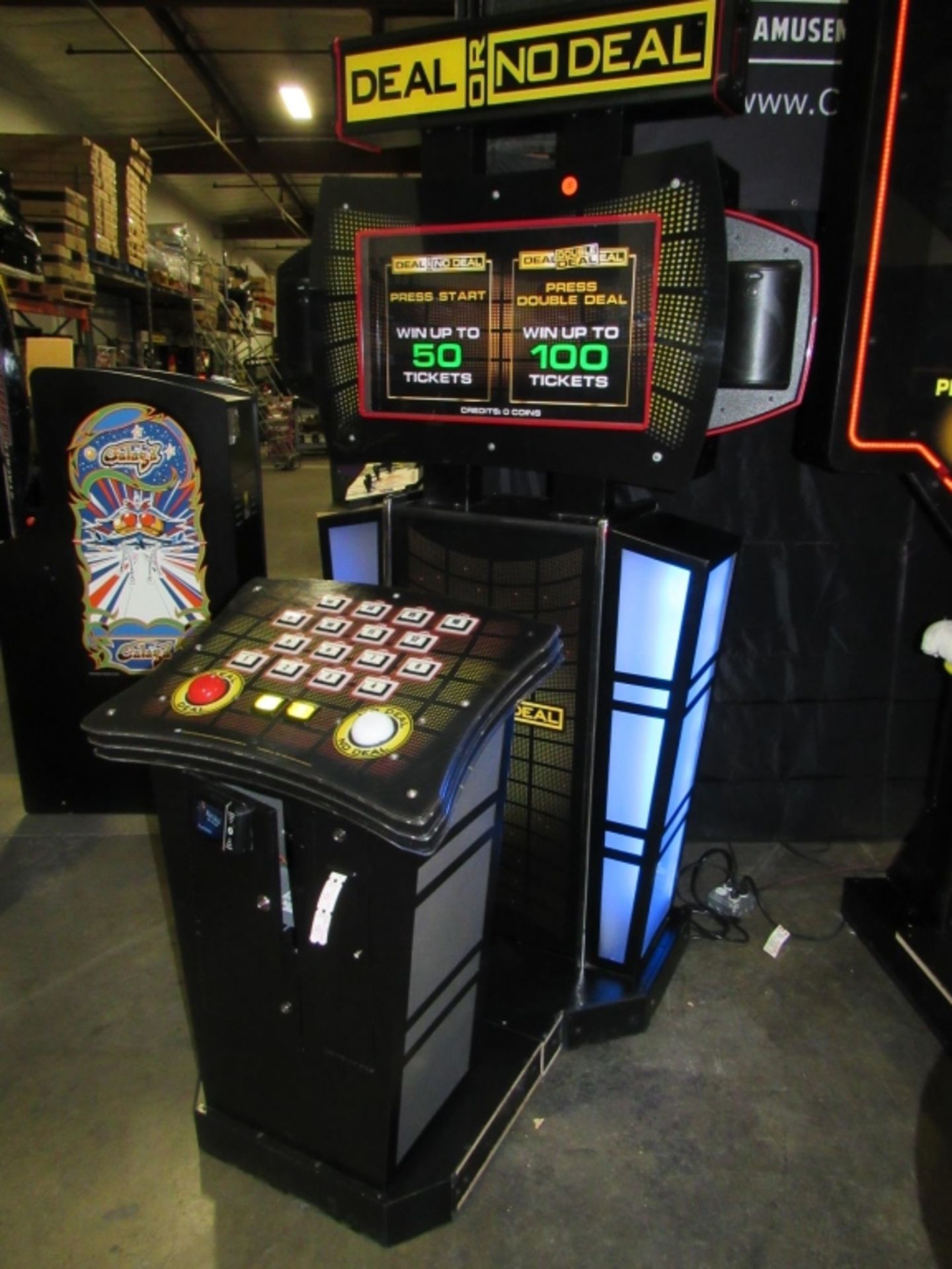 DEAL OR NO DEAL UPRIGHT ARCADE GAME ICE - Image 5 of 5