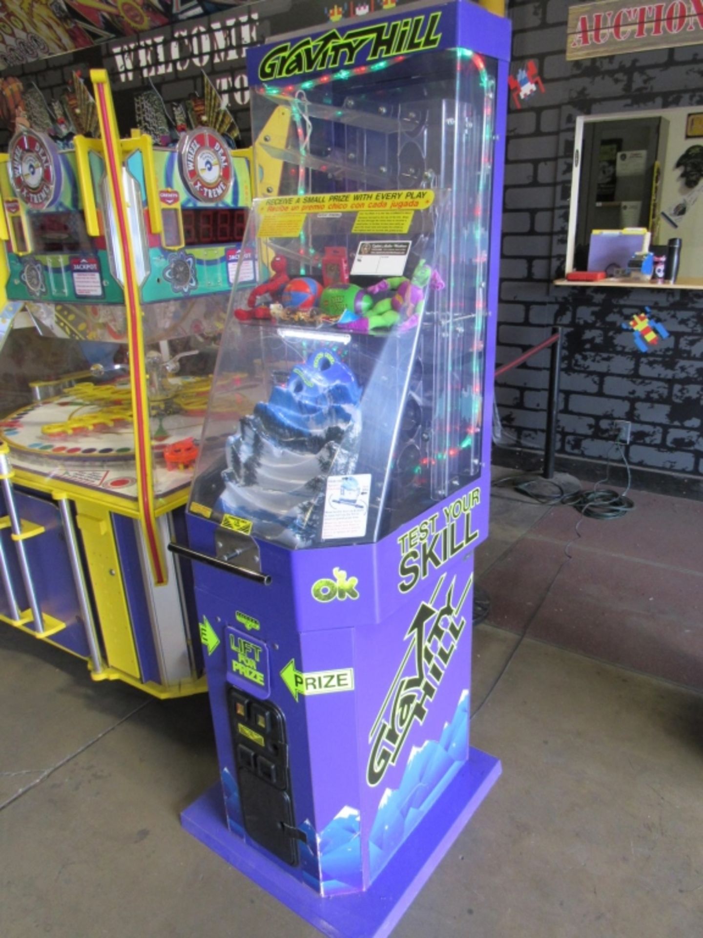 GRAVITY HILL INSTANT PRIZE VENDING MACHINE OK MFG - Image 2 of 3