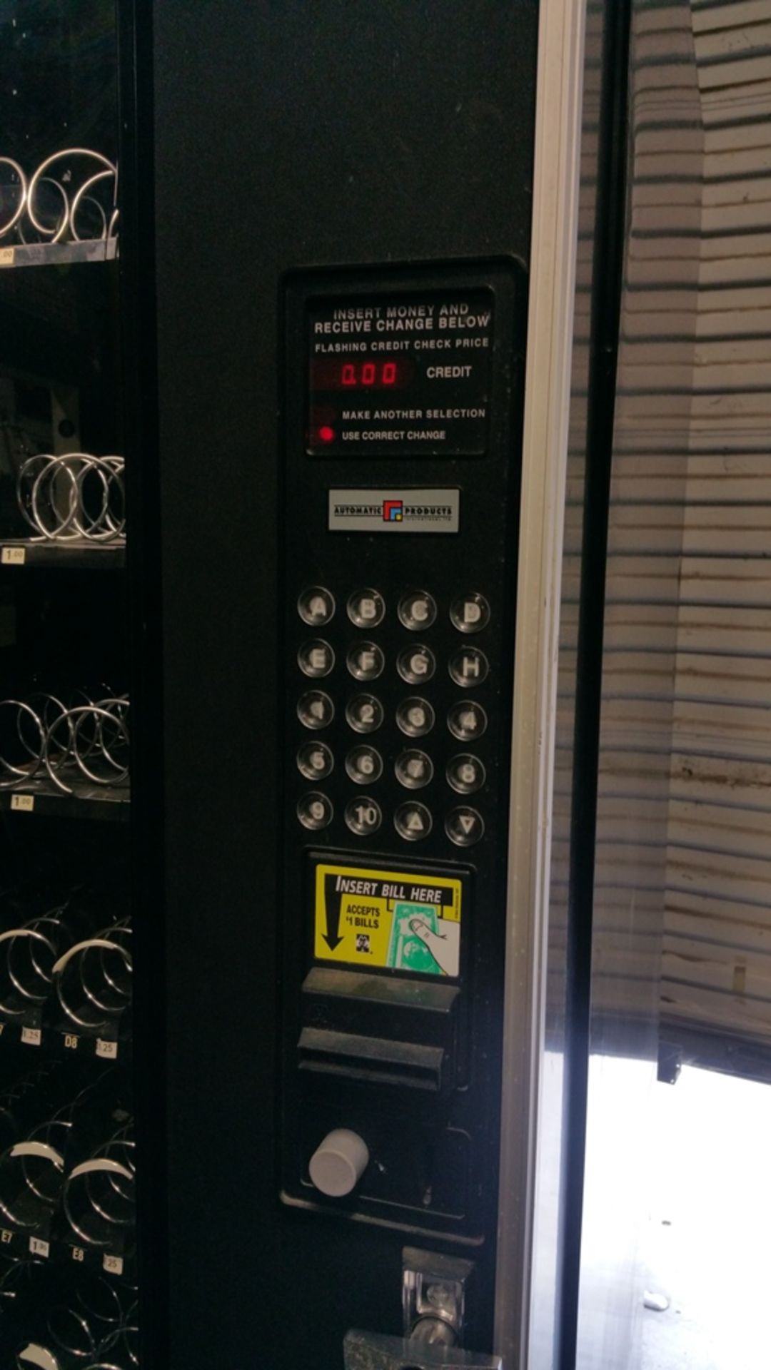 SNACKSHOP LCM3B SPIRAL SNACK VENDING MACHINE AUTOMATIC PRODUCTS WITH MARS BILL ACCEPTOR - Image 3 of 4