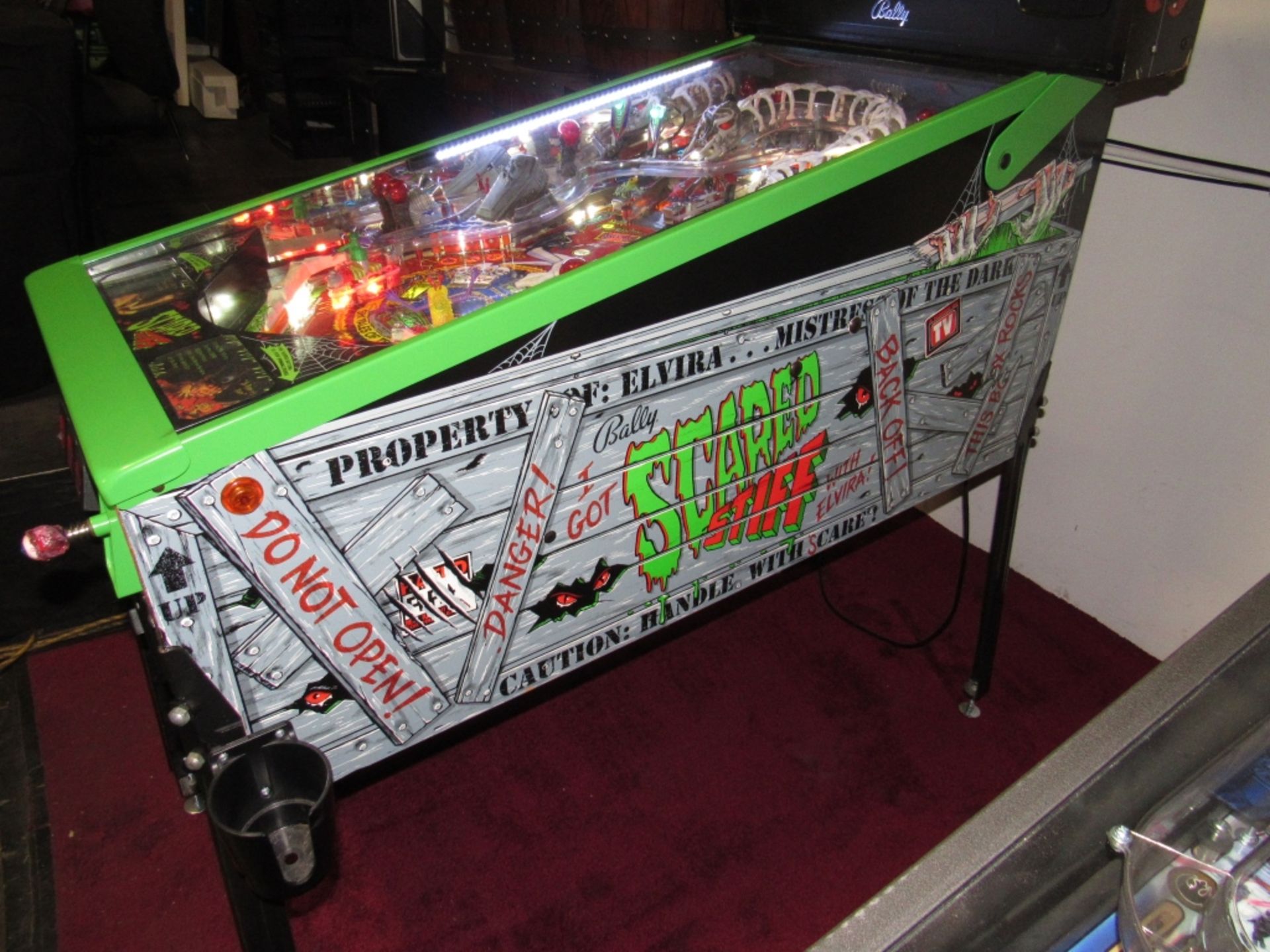 SCARED STIFF ELVIRA PINBALL MACHINE BALLY 1996 - Image 5 of 20