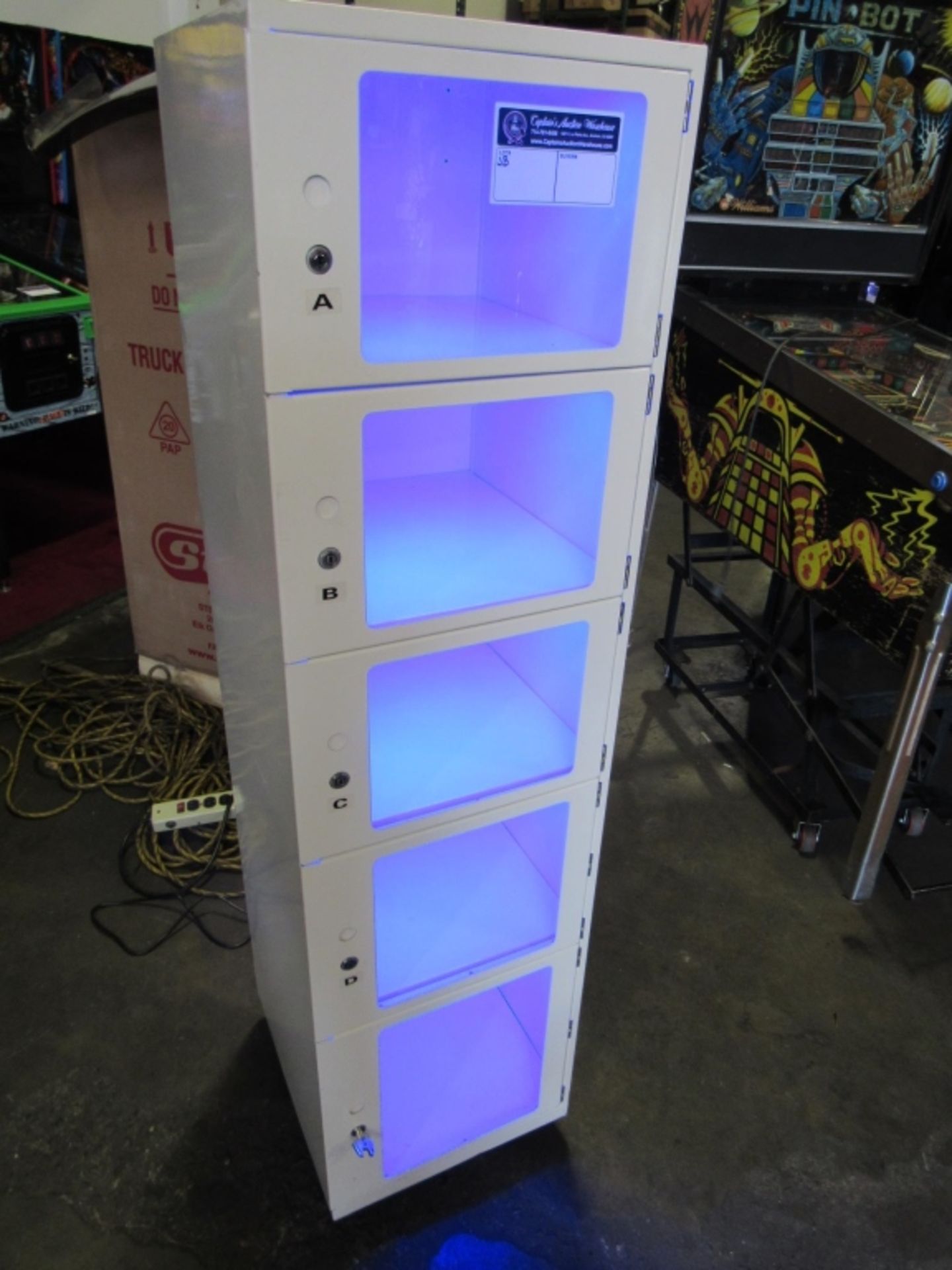 LED LIGHTING 5 BOX STAND PRIZE HUB WITH KEYS - Image 2 of 2