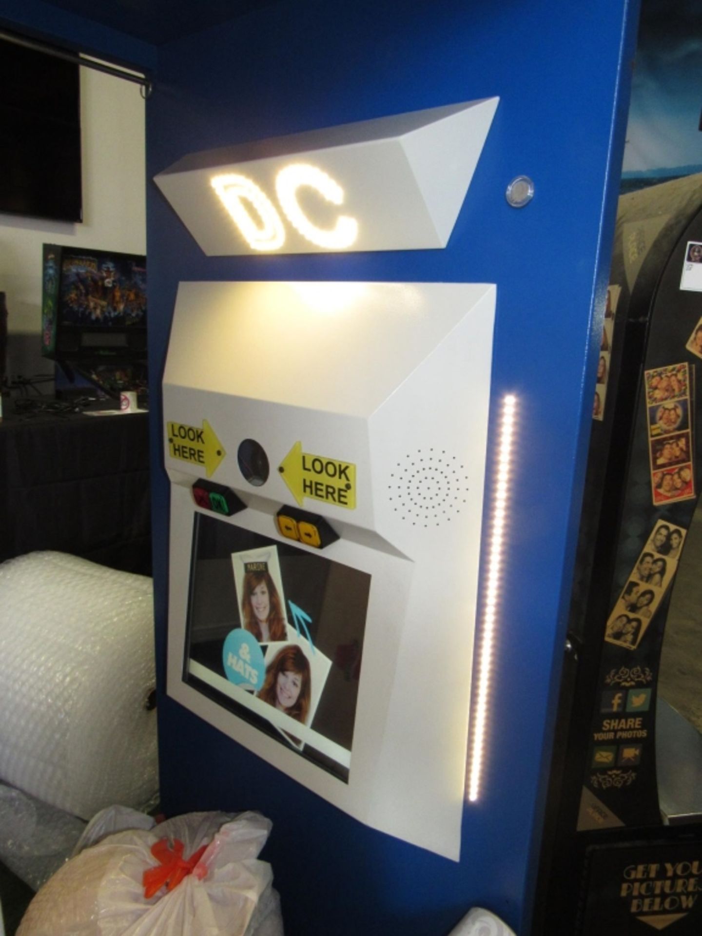 DC DIGITAL CENTER PHOTO BOOTH KIOSK W/ EXTRAS - Image 2 of 7