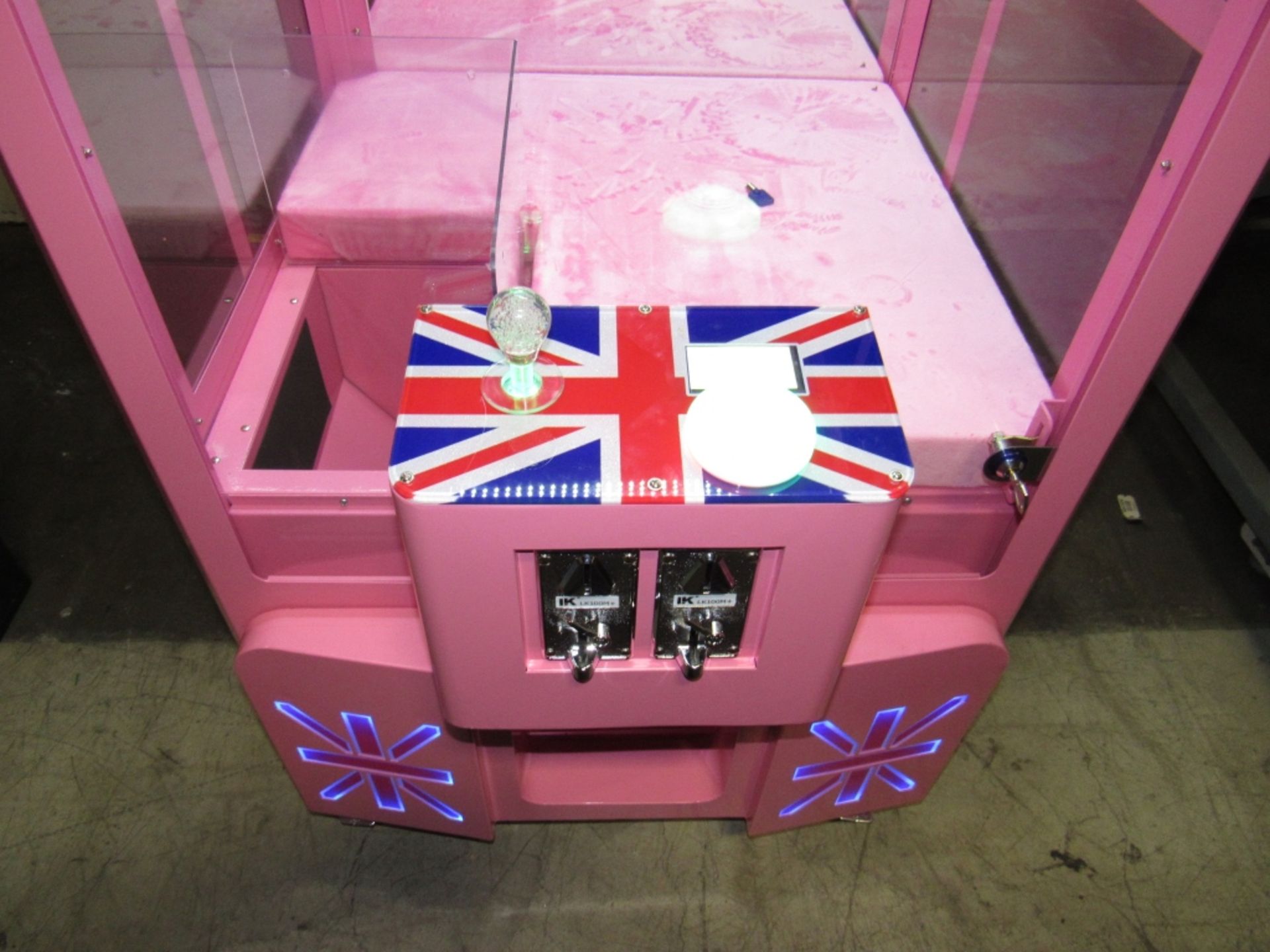 32" LONDON PHONE BOOTH PLUSH CRANE MACHINE - Image 3 of 9