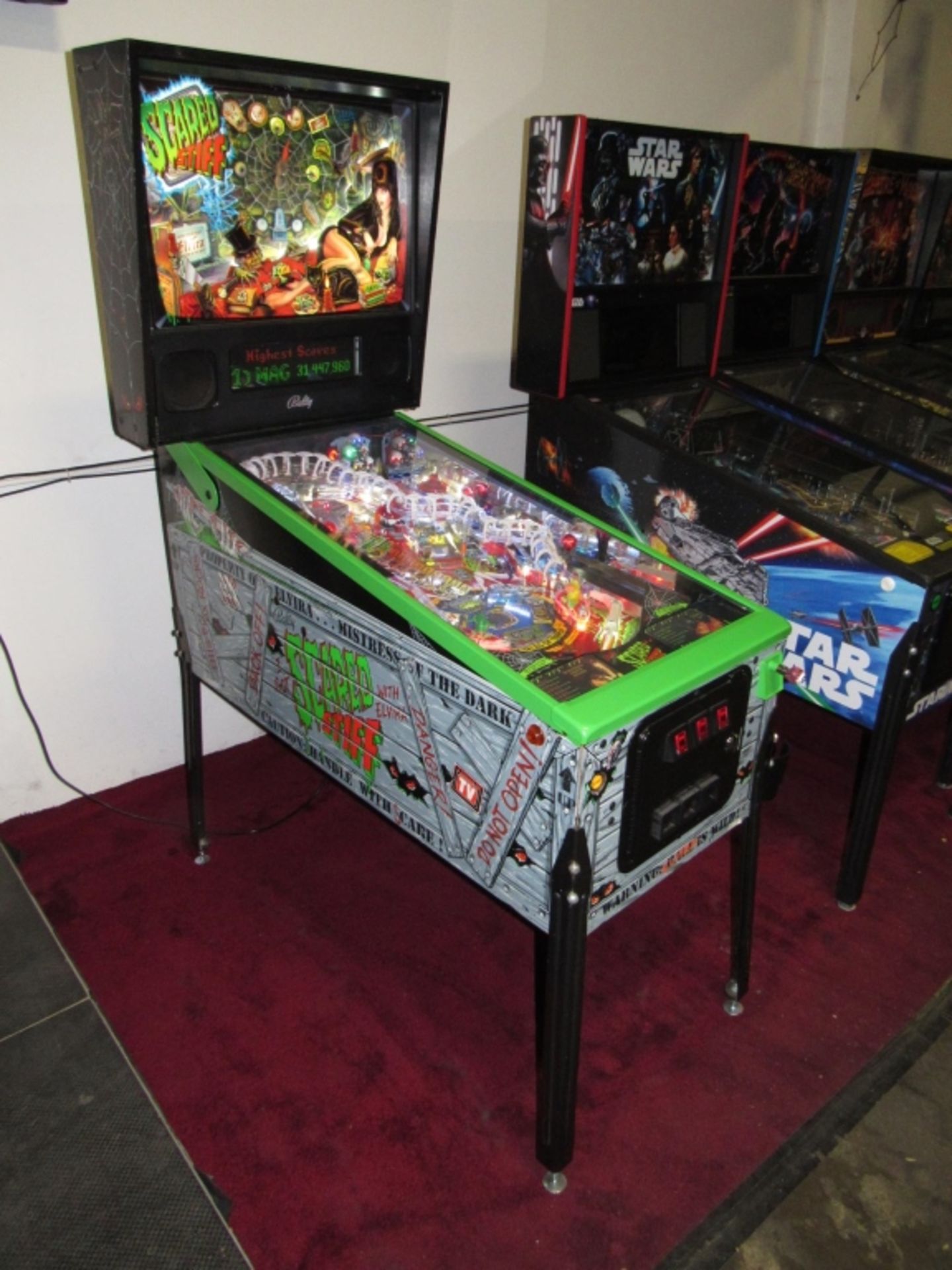 SCARED STIFF ELVIRA PINBALL MACHINE BALLY 1996