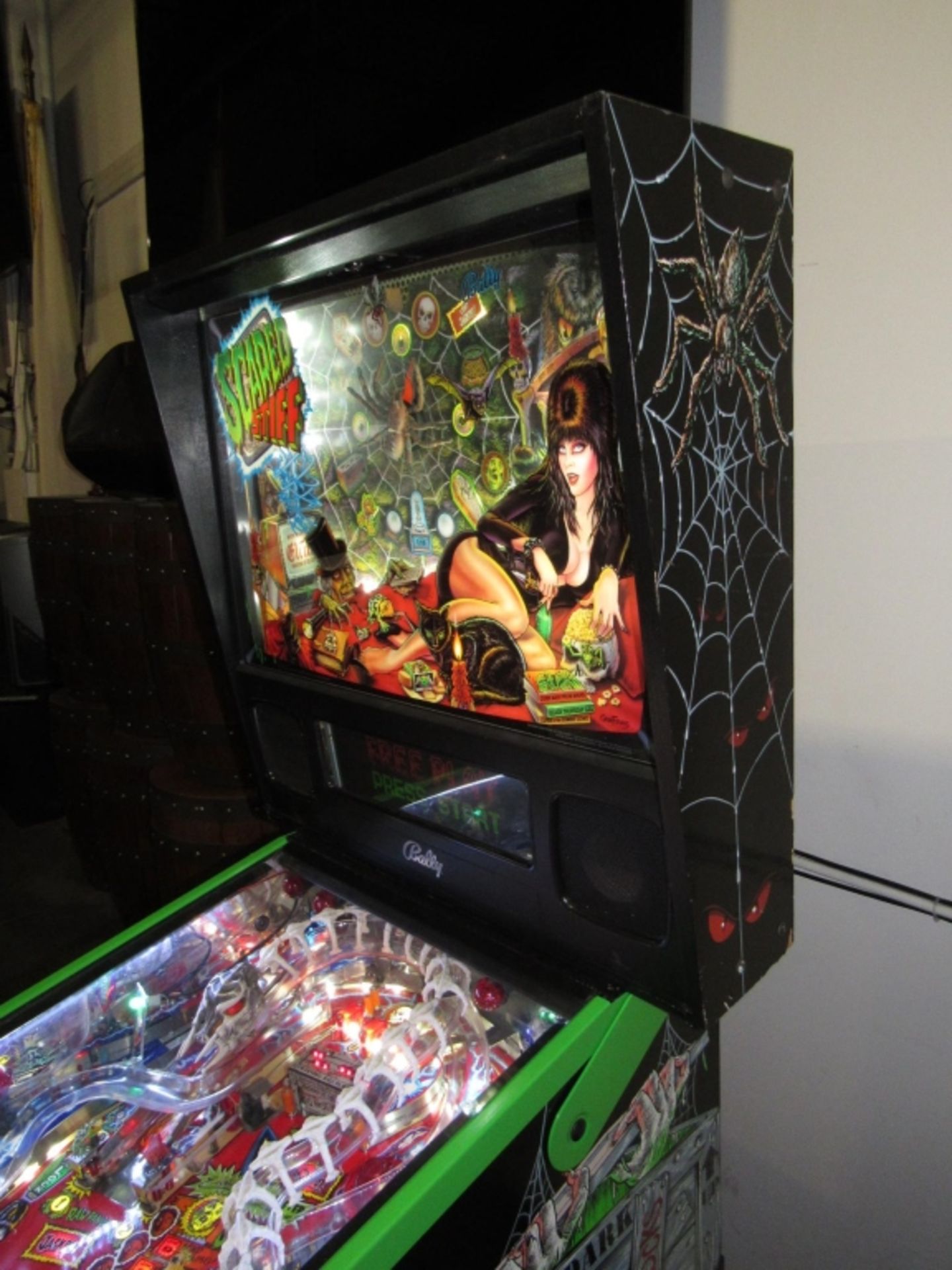 SCARED STIFF ELVIRA PINBALL MACHINE BALLY 1996 - Image 6 of 20