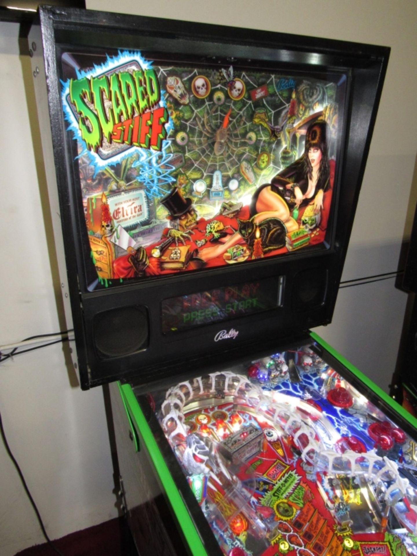 SCARED STIFF ELVIRA PINBALL MACHINE BALLY 1996 - Image 9 of 20