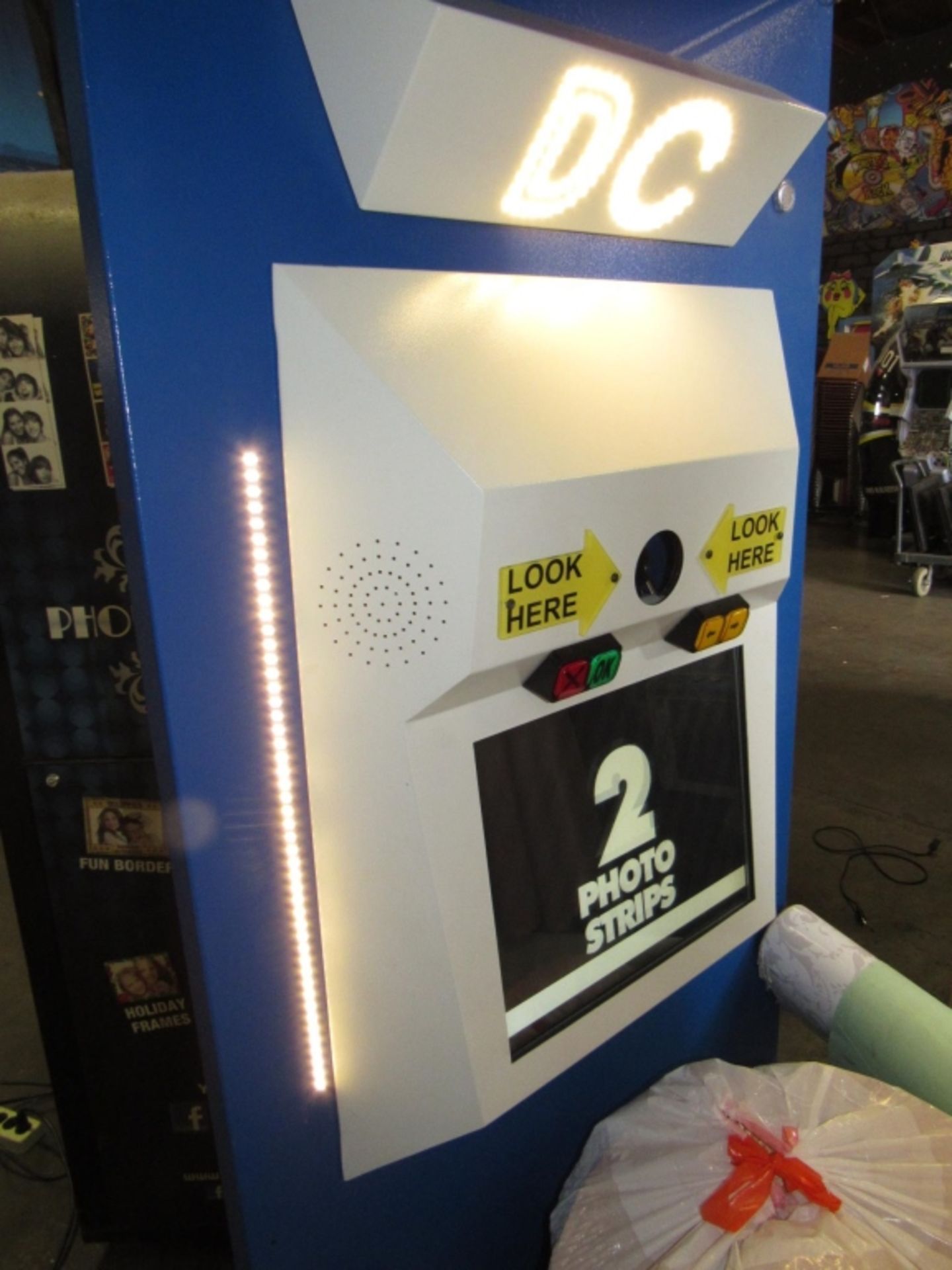 DC DIGITAL CENTER PHOTO BOOTH KIOSK W/ EXTRAS - Image 7 of 7