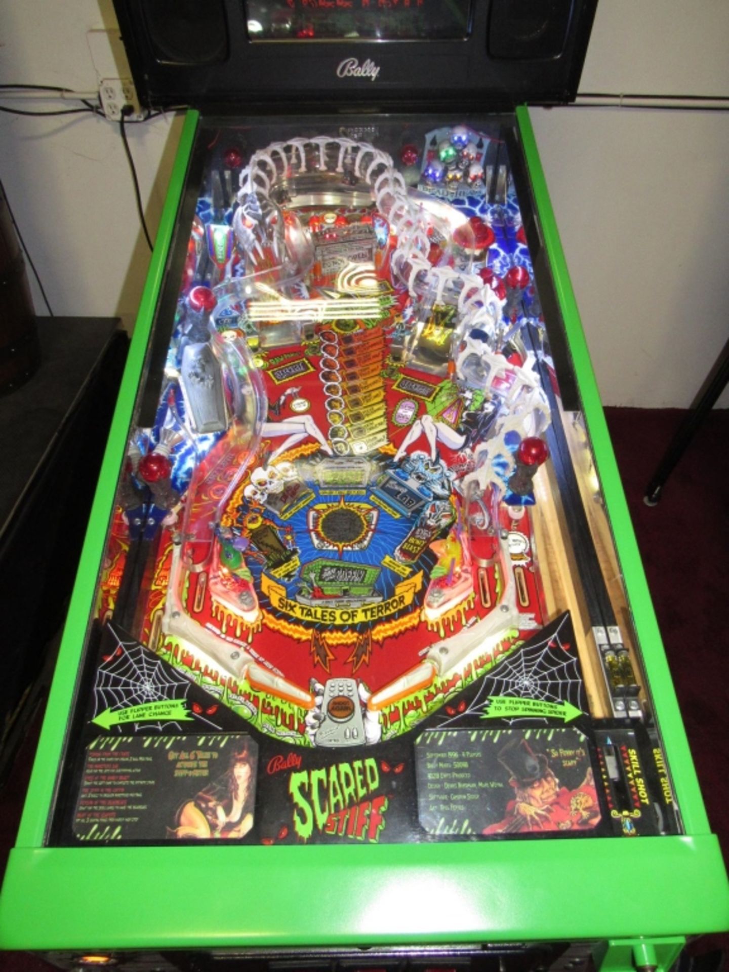 SCARED STIFF ELVIRA PINBALL MACHINE BALLY 1996 - Image 8 of 20