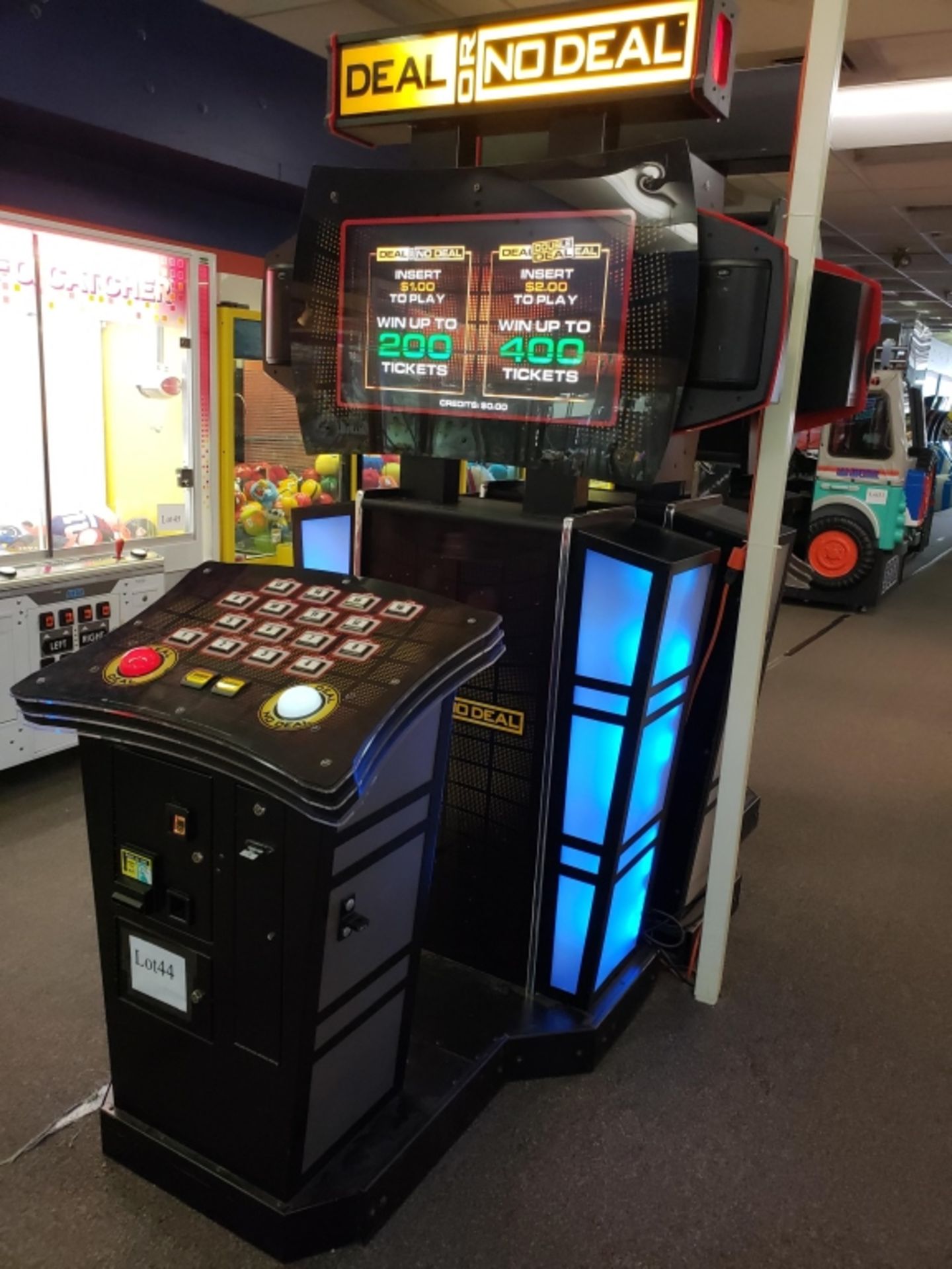 DEAL OR NO DEAL UPRIGHT ARCADE REDEMPTION MACHINE