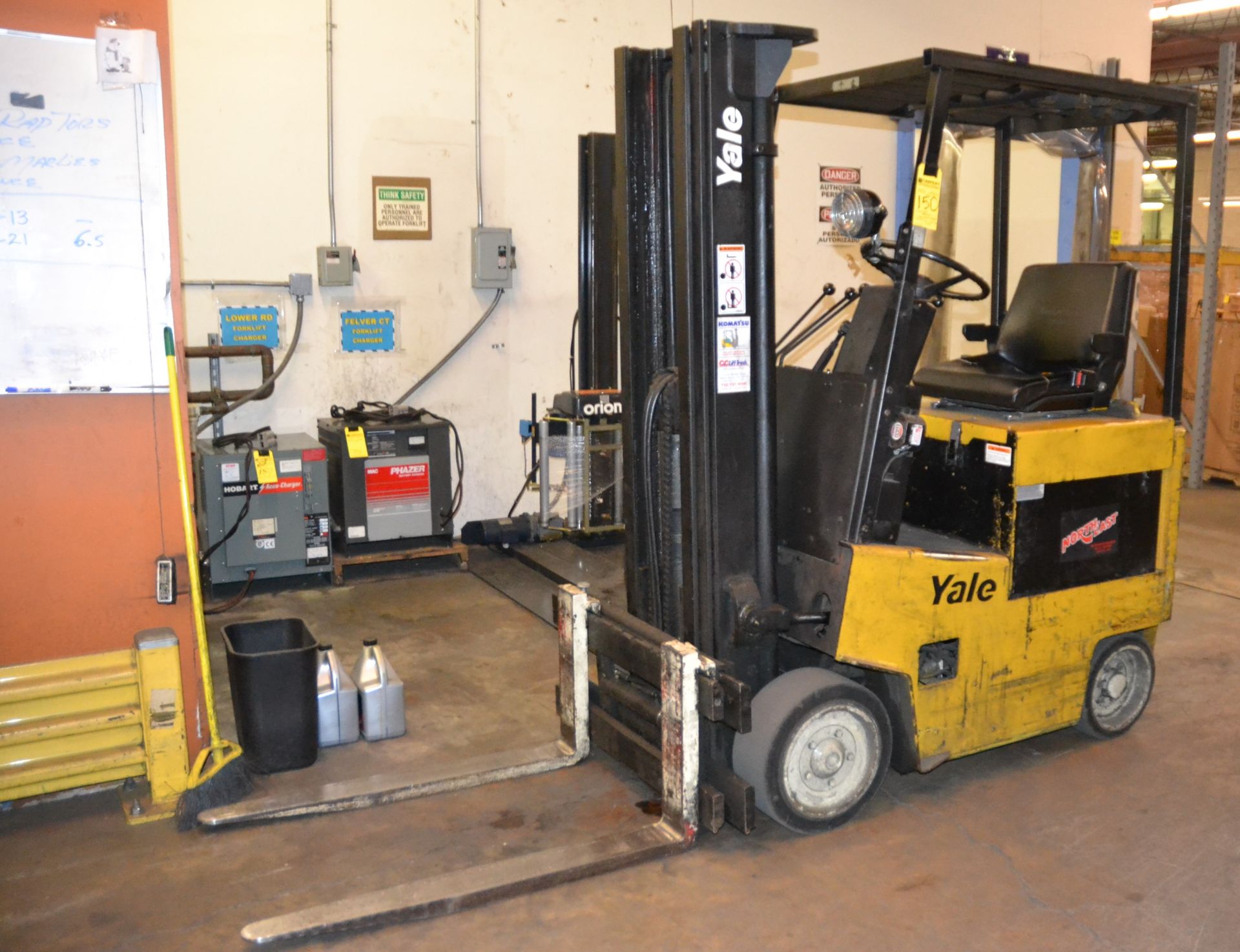 YALE ELECTRIC 4K LB. FORKLIFT W/ CHARGER