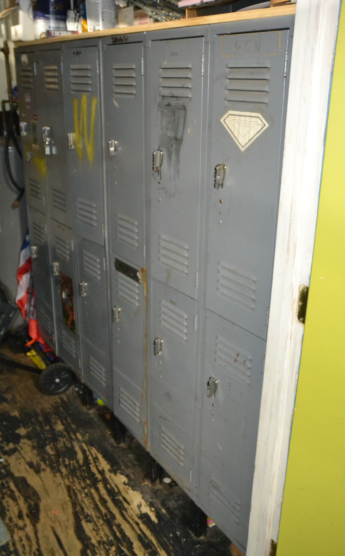 LOT- 6 HALF DOOR METAL LOCKER