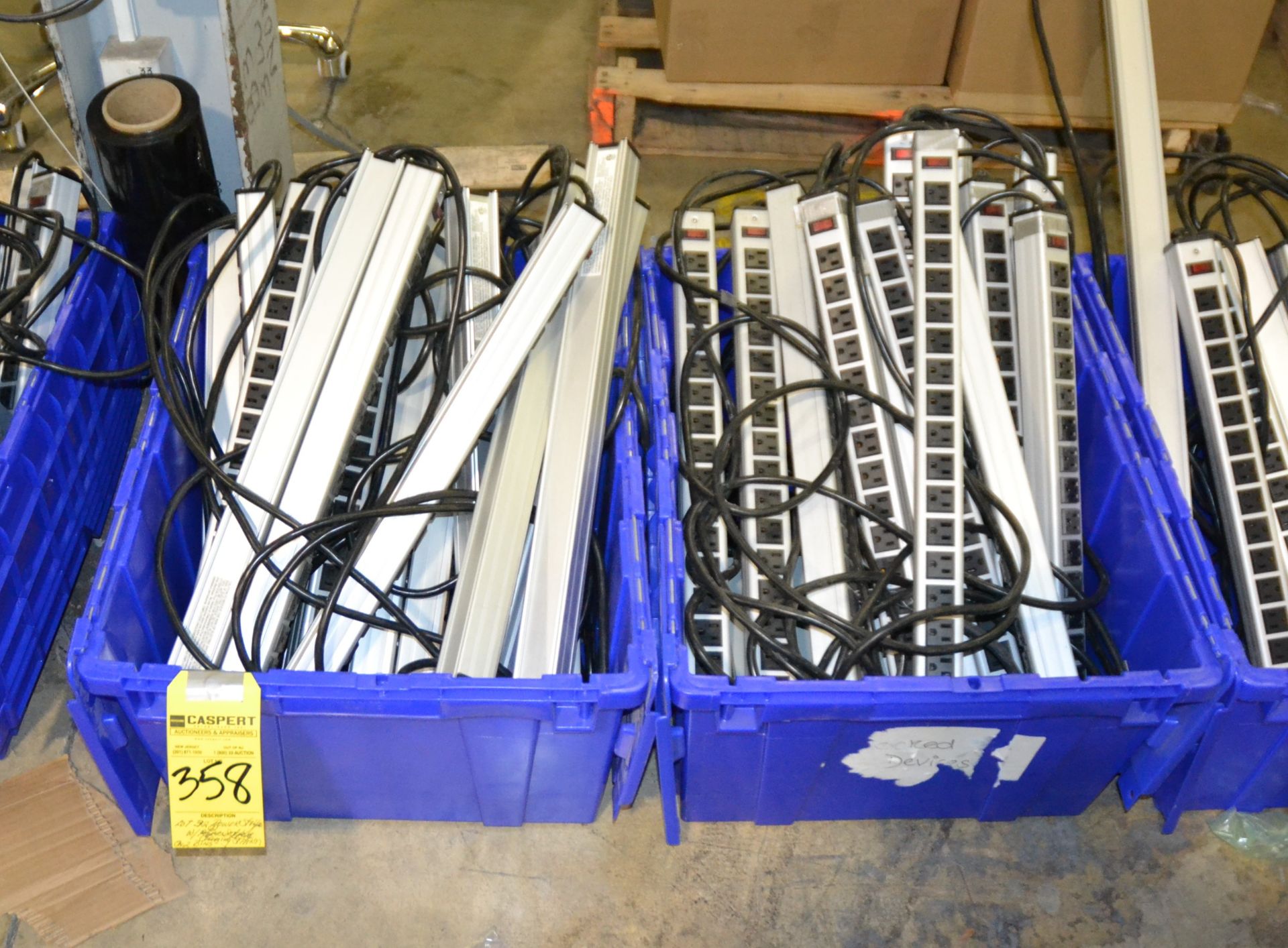 LOT-32 POWER STRIPS W/CHARGING STATION