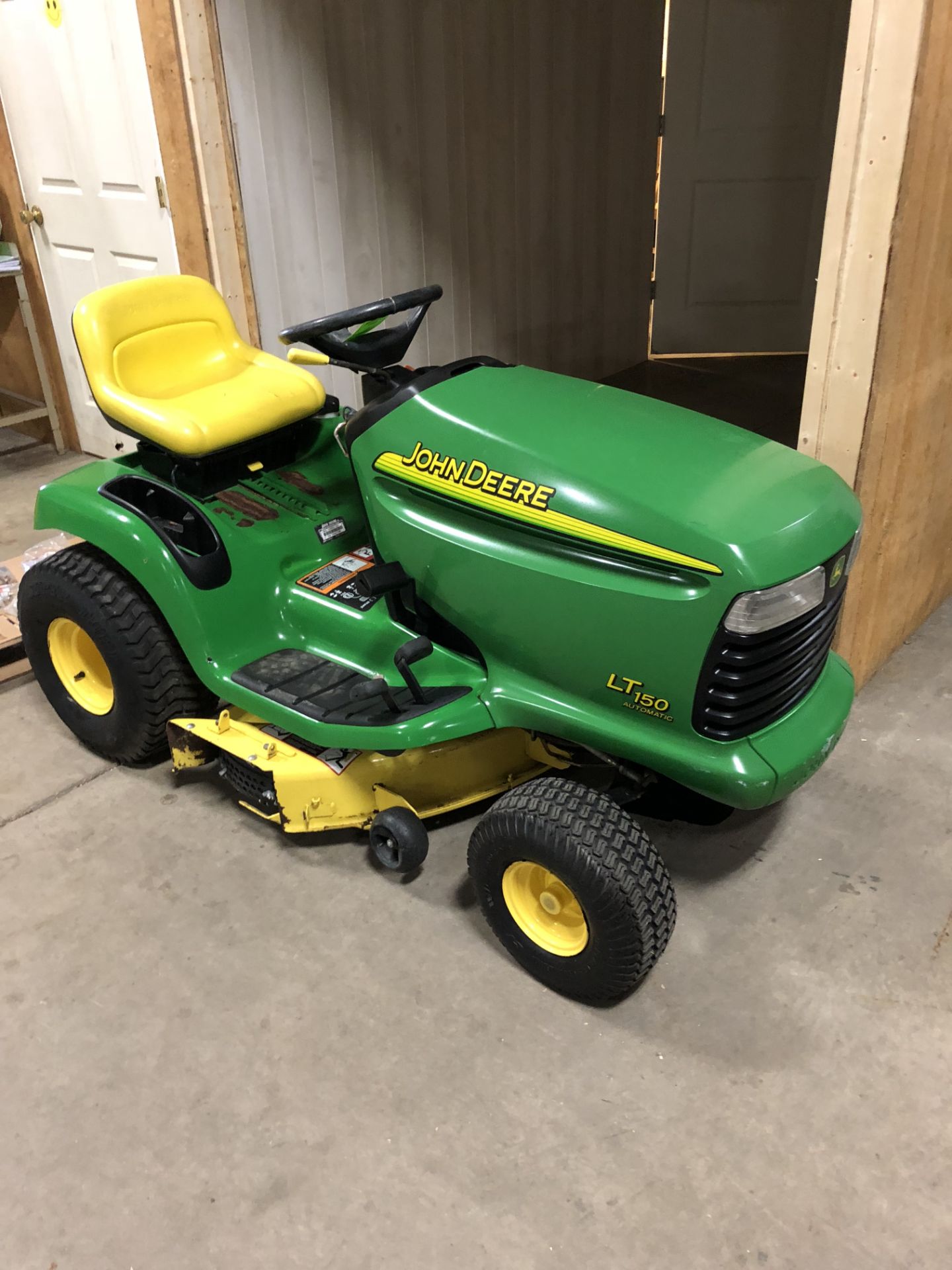 JOHN DEERE LAWN TRACTOR LT150 AUTOMATIC 15HP 38" DECK HYDROSTATIC - Image 2 of 2