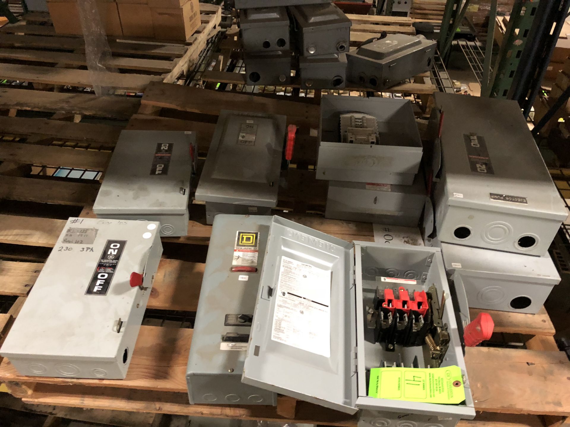 ASSORTED GE GENERAL DUTY SAFETY SWITCH 60AMP/240VAC; SIEMENS HEAVY DUTY 600VAC/TYPE1; GE 100AMP