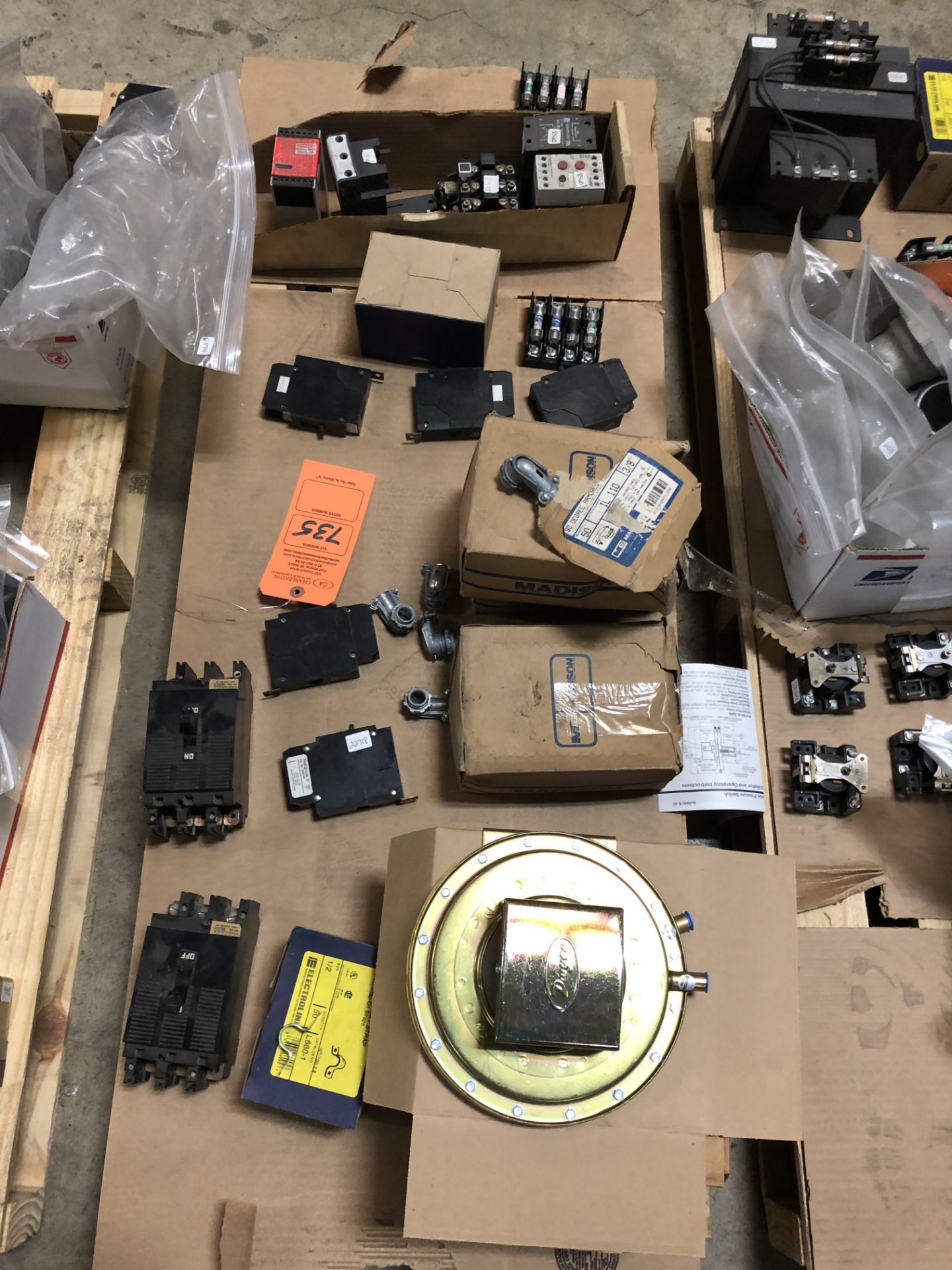 ASSORTED CONTACTORS; CIRCUIT BREAKERS; FUSE HOLDERS; FITTINGS DWYER SERIES 1630 DIFFERENTIAL