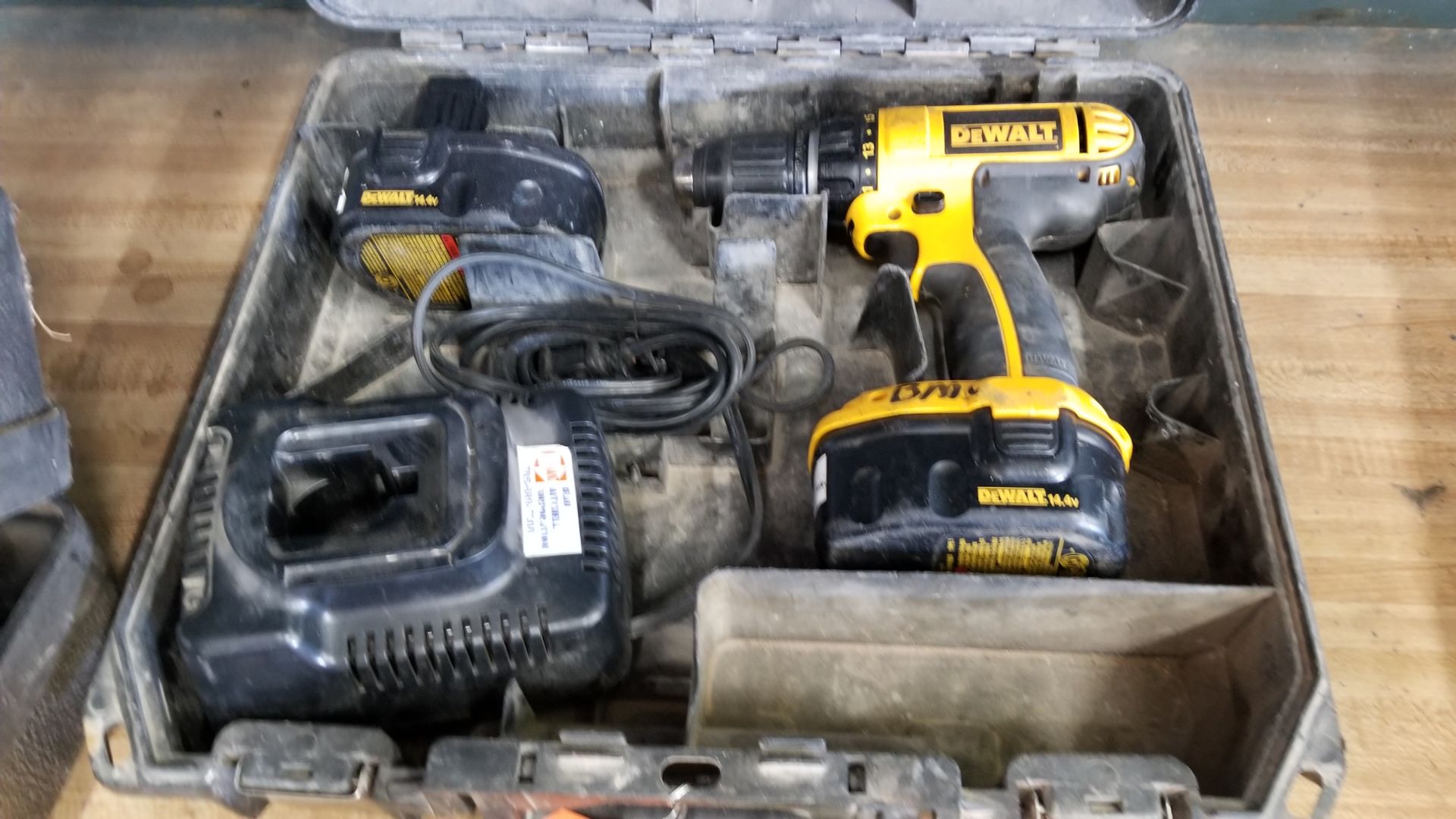 DEWALT MODEL DC730 14.4V CORDLESS ELECTRIC DRILL DRIVER WITH (2) BATTRRIES / CHARGER / CASE