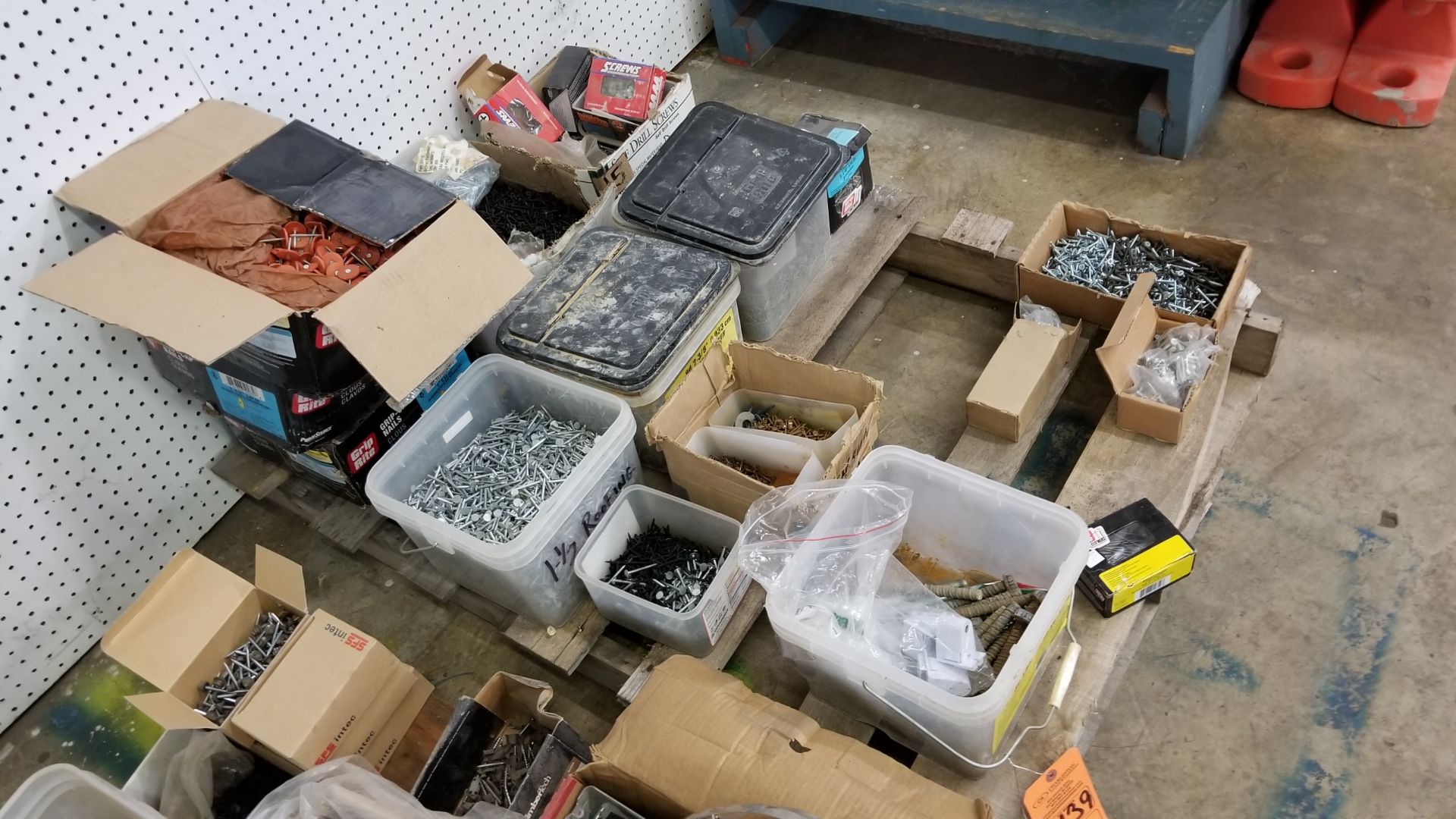 LOT ASSORTED SCREWS / NAILS / BOLTS (ON 1 SKID)