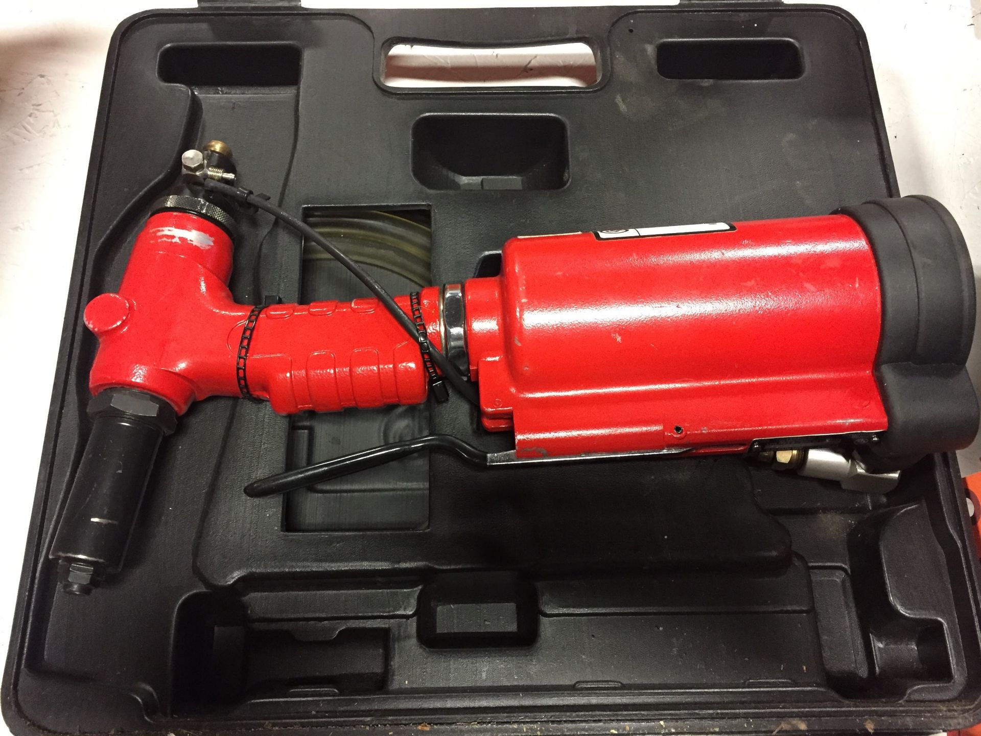 (1) *NICE* Chicago Pneumatic CP883 Air-Hydraulic Riveter w/Vacuum Collection System *USED*