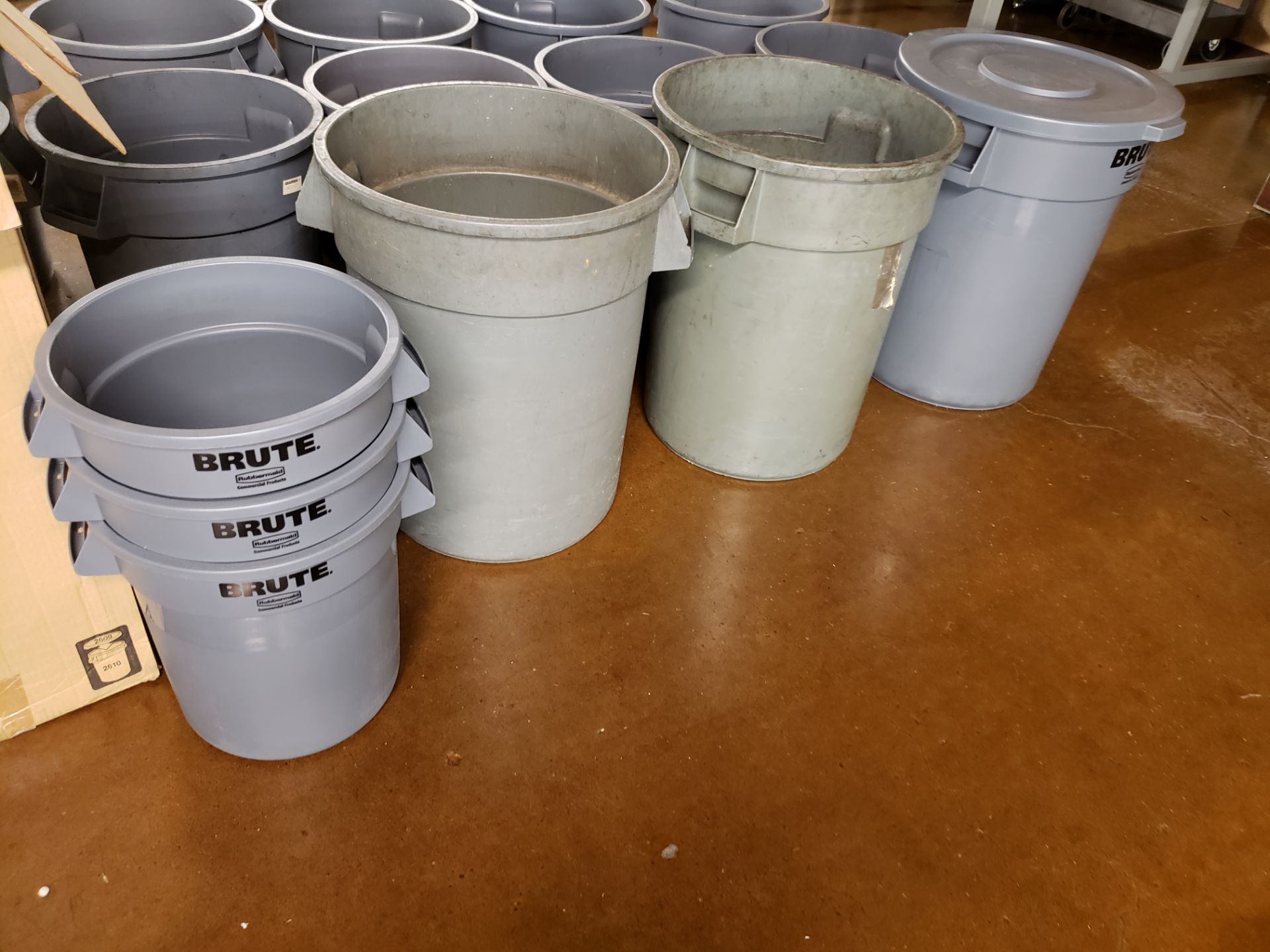 (6) VARIOUS RUBBERMAID TRASH CONTAINERS