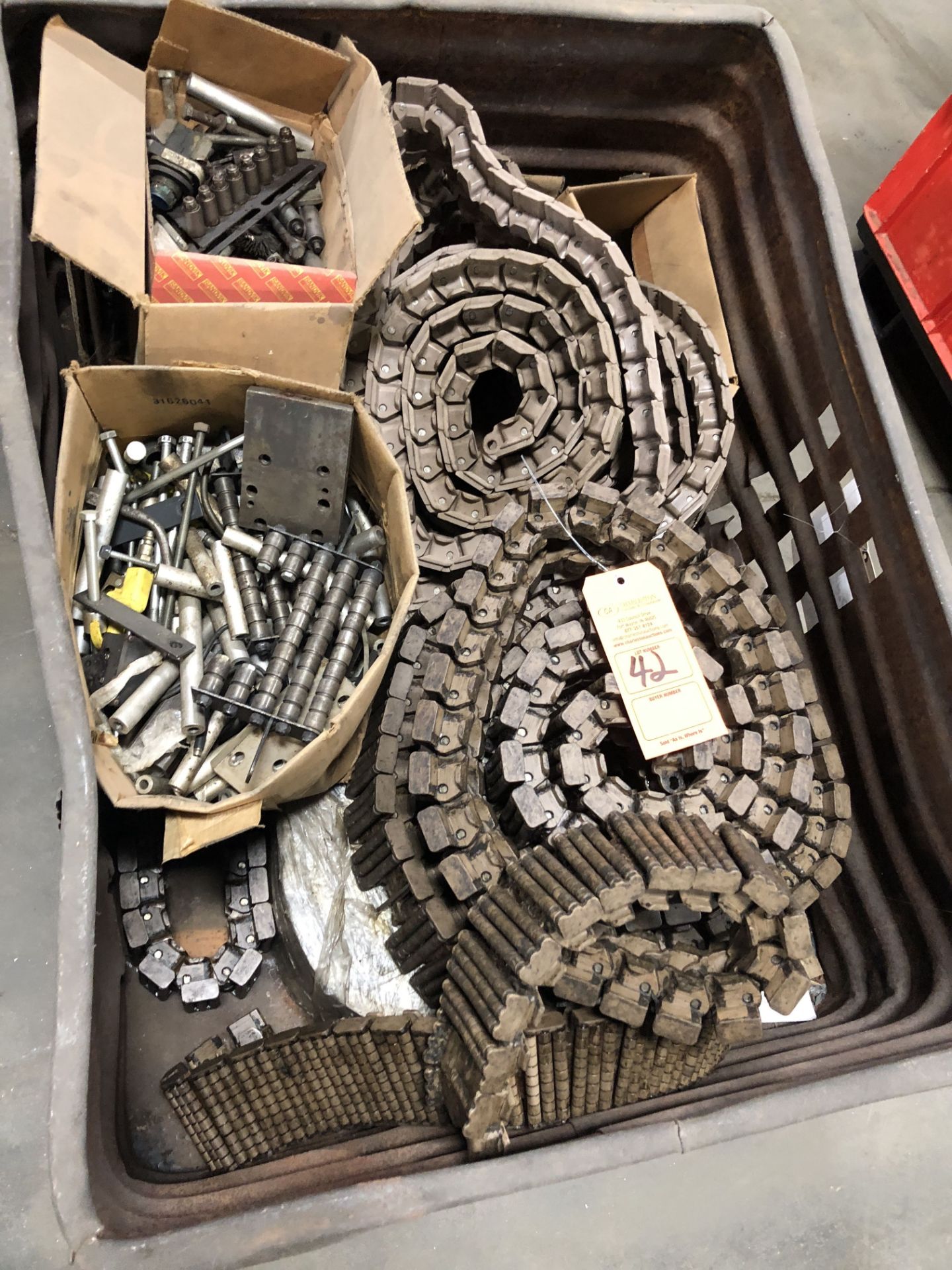 PALLET OF CONVEYOR CHAIN (CONTENTS ONLY, TOTES NOT INCLUDED)