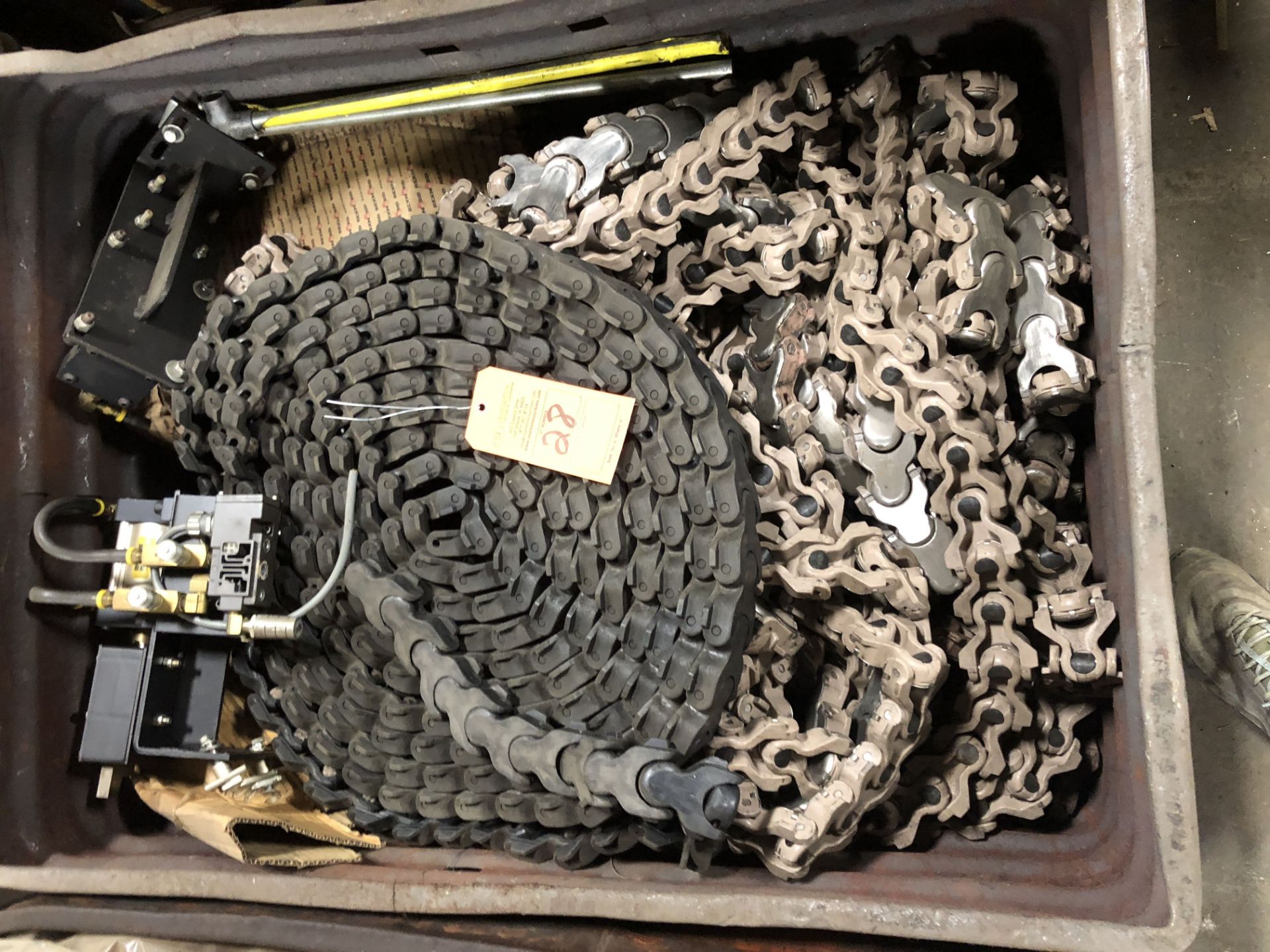 PALLET OF MISC CHAIN (CONTENTS ONLY, TOTES NOT INCLUDED)