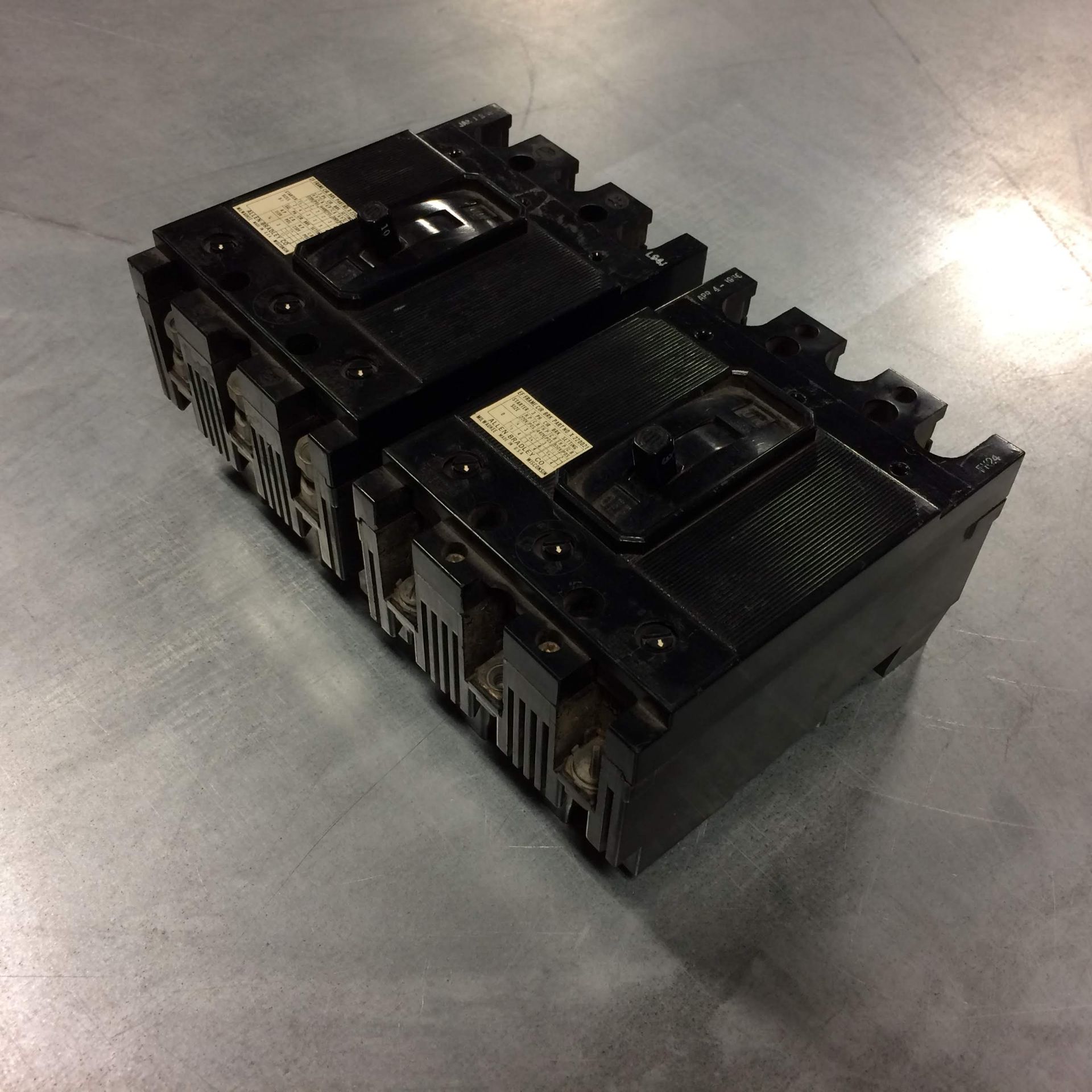 (1) X-220023 & (1) X-220021 ALLEN BRADLEY CIRCUIT BREAKER USED. Pickup your lot(s) for free! - Image 3 of 6