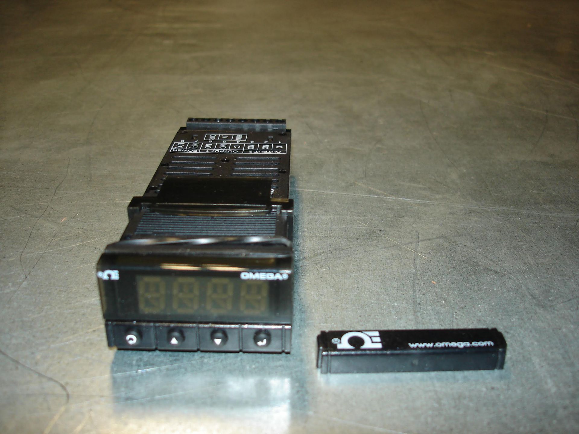 (1) CNI3222-C4 OMEGA TEMPERATURE AND PROCESS CONTROLLER NEW. Pickup your lot(s) for free! Shipping - Image 3 of 6