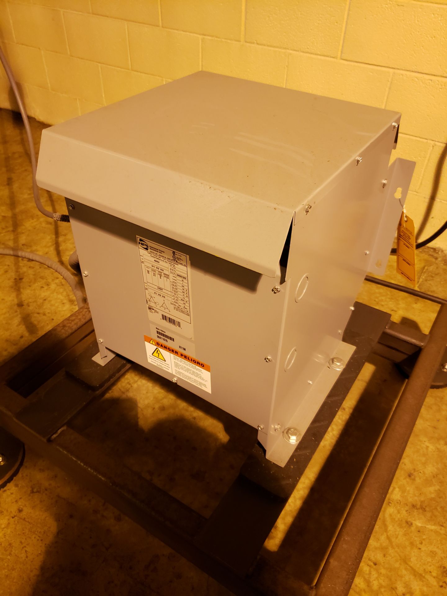 HAMMOND 3 PHASE DRY TYPE TRANSFORMER; M# NMK015KB; 15 KVA; PART TYPE: K