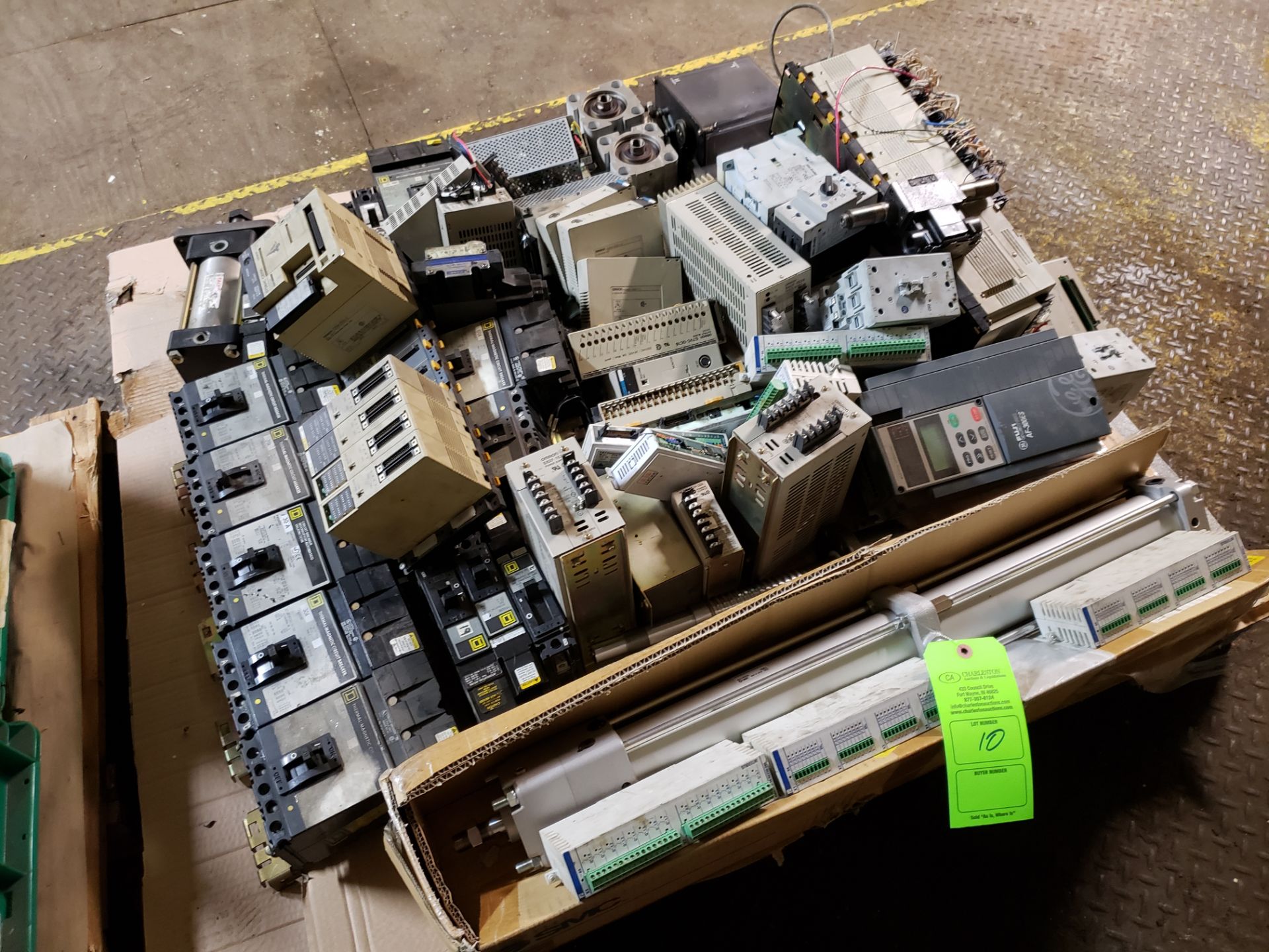 PALLET OF SQUARE D CIRCUIT BREAKERS; VARIOUS PROGRAMMABLE CONTROLLERS & FUJI AF300ES DRIVE