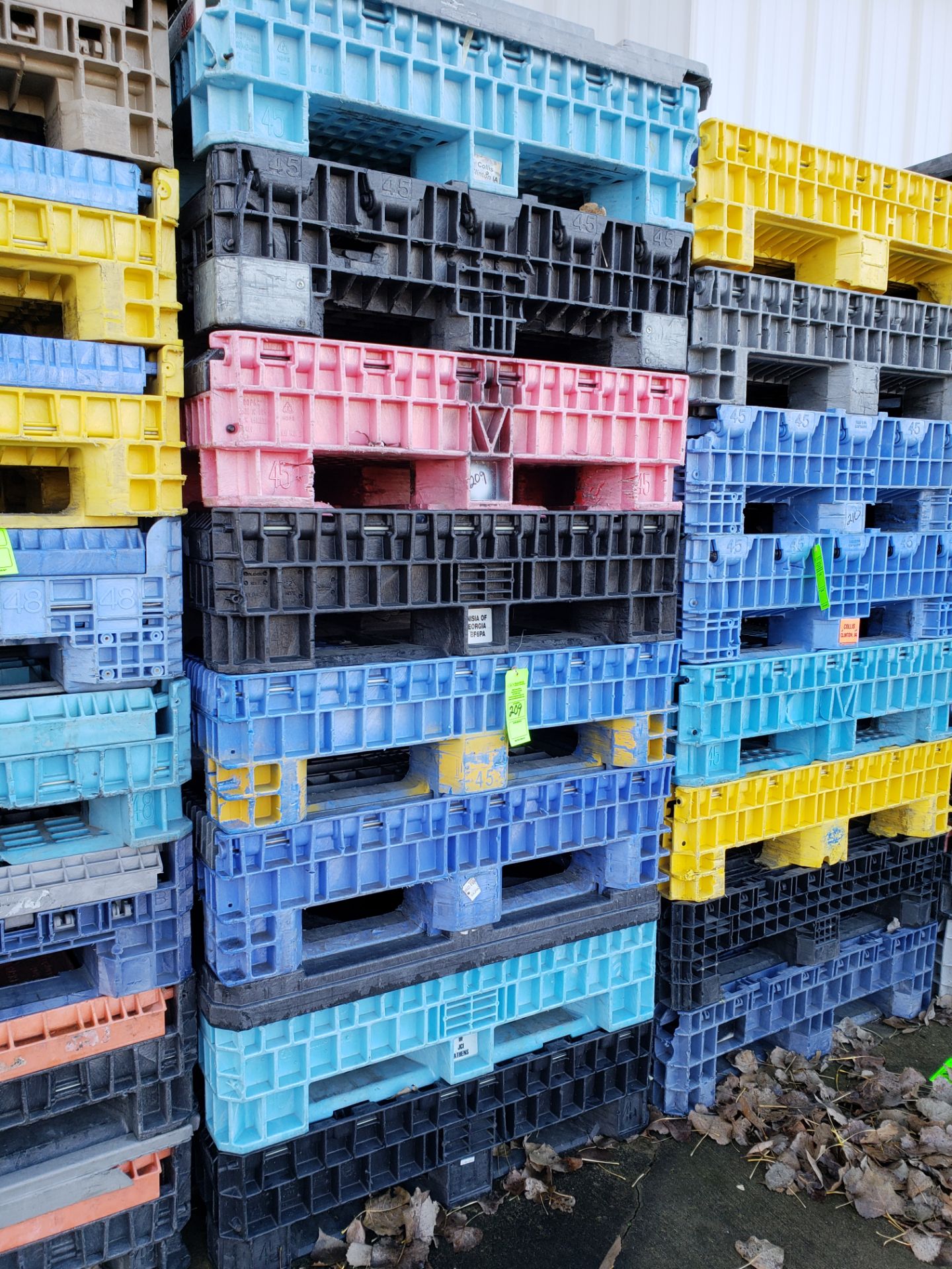 (8) COLLAPSIBLE PLASTIC TOTES