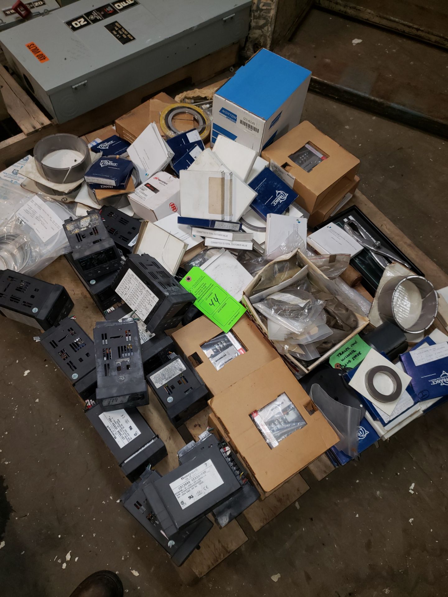 PALLET OF MISC- PRESSURE CONTROLS; HONEYWELL CONTROLS & VARIOUS REPAIR KITS