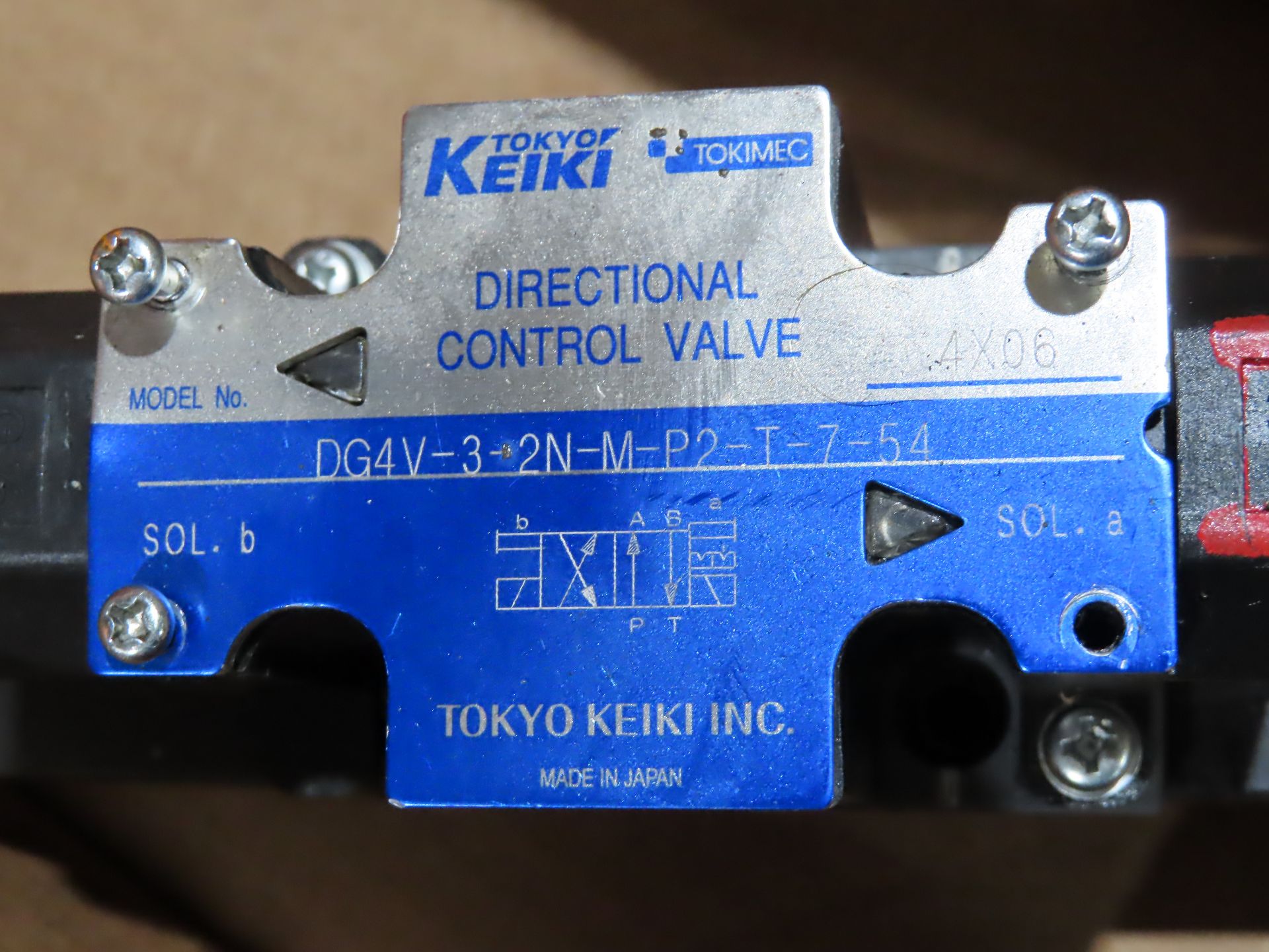 Tokyo Keiki directional control valve model DG4V-3-2N-M-P2-T-7-54, appears to be new with shelf - Image 2 of 2