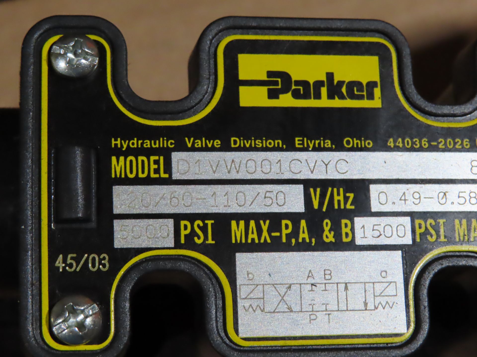 Parker valve model D1VW001CVYC, appears to be new with shelf wear, feel free to inspect to - Image 2 of 2