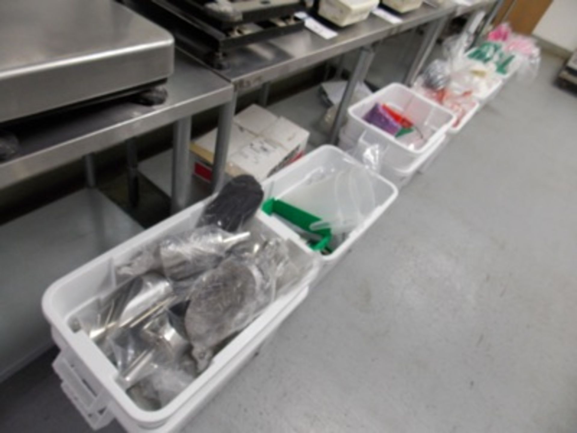 Lot of Misc Scoops | (Lot) Misc. S.S. Scoopers, Plastic Scoopers & White Tables | MODEL# | SERIAL# | - Image 2 of 2