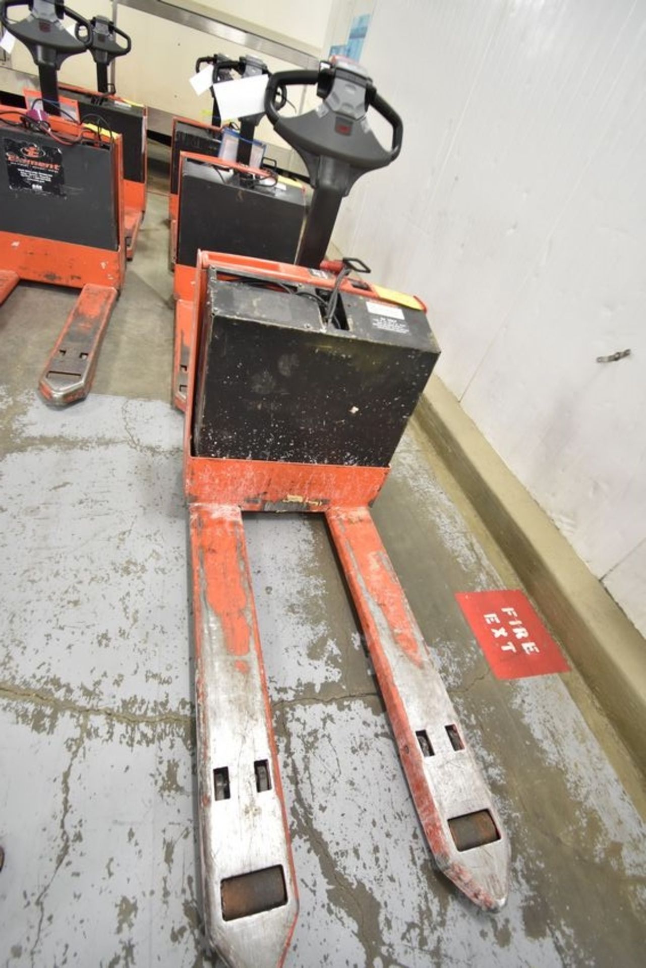 Toyota | Toyota Electric Pallet Jack Model 7HBW23, S/N 7HBW23-50420. 4500 lbs capacity, 24 volt ( - Image 2 of 4