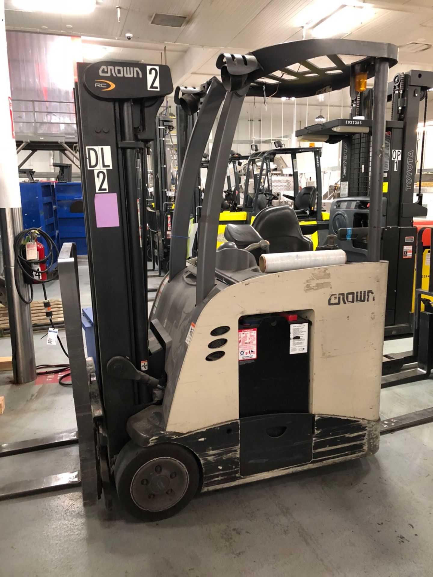 Crown | Crown electric standup forklift model 5500 series, S/N 1A416015. 2700lbs capacity, with side - Image 2 of 3