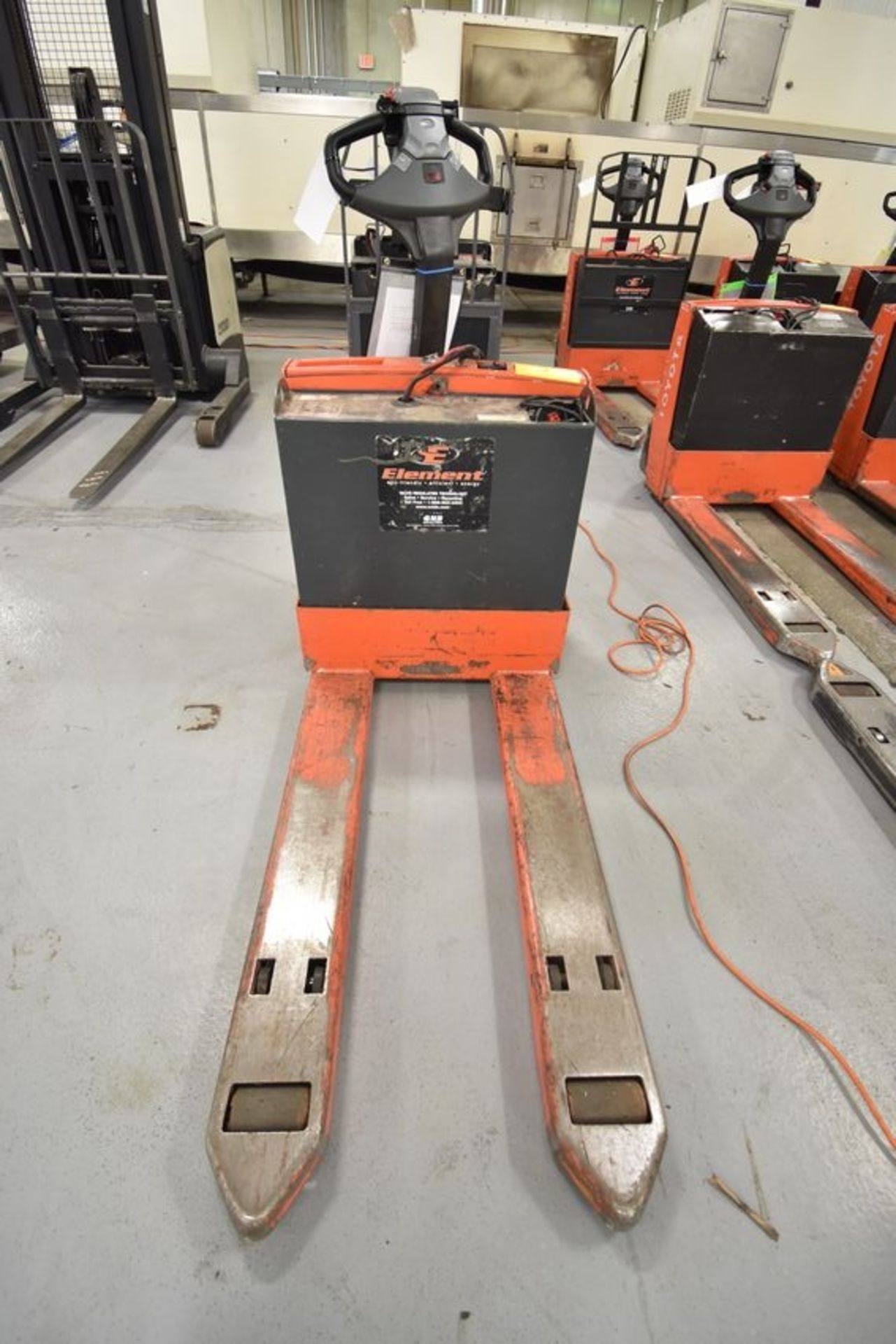 Toyota | Toyota Electric Pallet Jack Model 7HBW23, S/N 7HBW23-52194. 4500 lbs capacity, 24 volt ( - Image 2 of 3