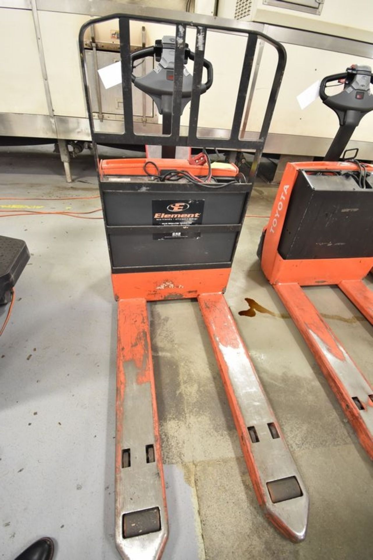 Toyota | Toyota Electric Pallet Jack Model 7HBW23, S/N 7HBW23-52193. 4500 lbs capacity, 24 volt ( - Image 3 of 4