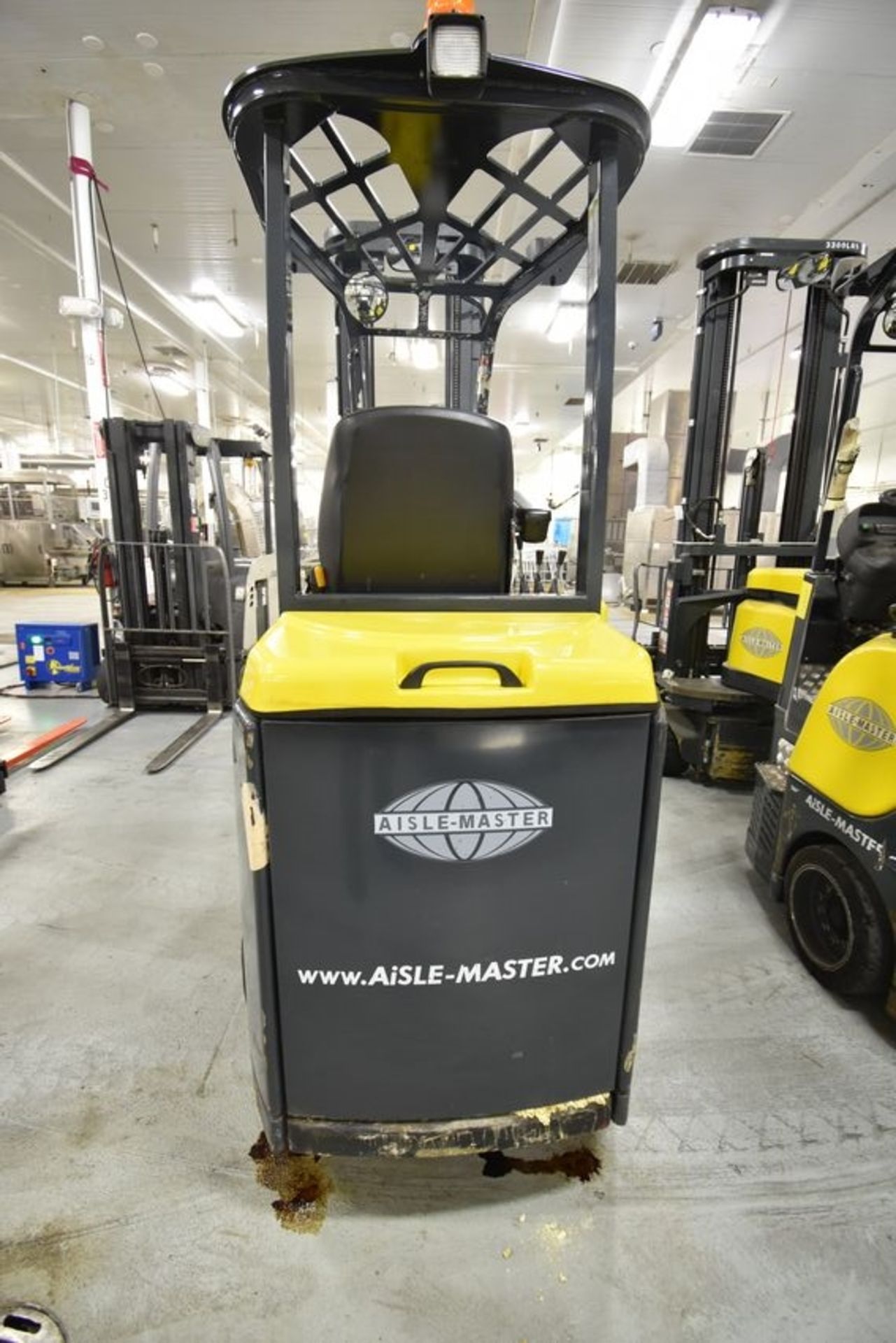 Aisle-master | Aisle-Master Electric Narrow Aisle Forklift Model 33E, S/N 25139. 3000lbs capacity, - Image 2 of 4
