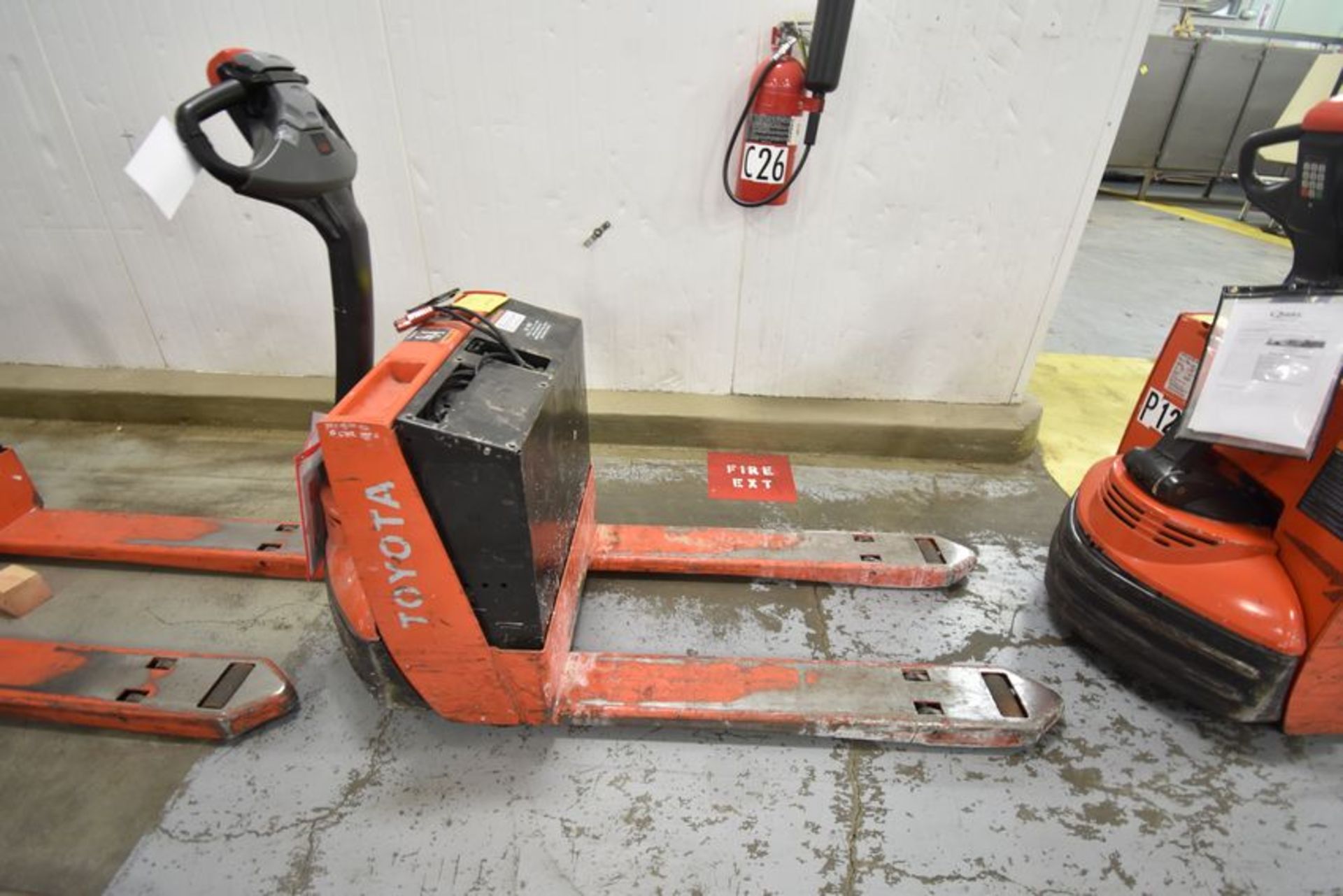 Toyota | Toyota Electric Pallet Jack Model 7HBW23, S/N 7HBW23-50420. 4500 lbs capacity, 24 volt ( - Image 3 of 4
