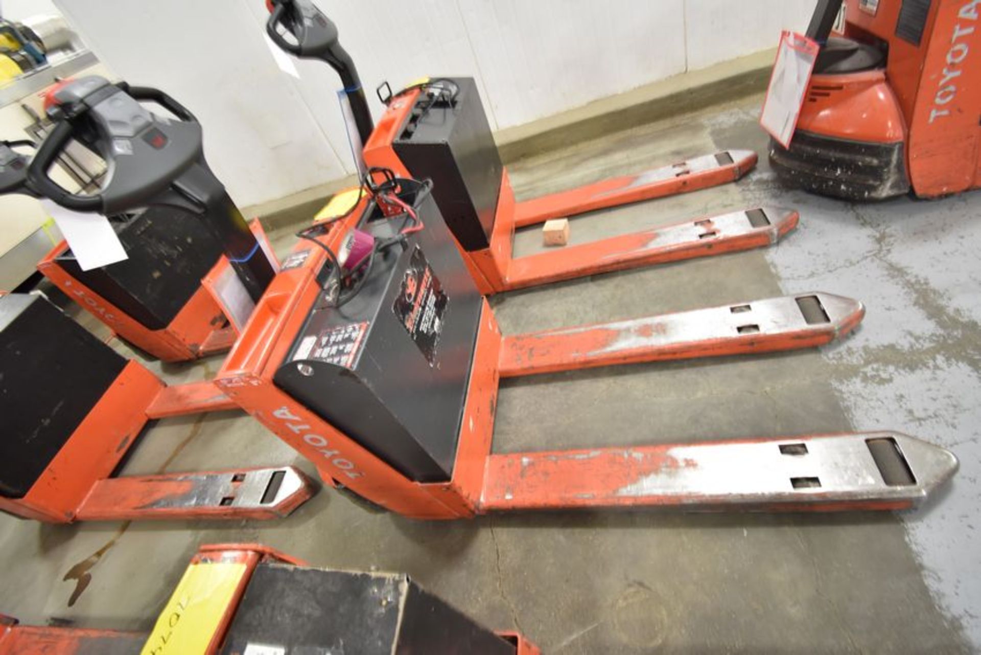 Toyota | Toyota Electric Pallet Jack Model 7HBW23, S/N 7HBW23-51620. 4500 lbs capacity, 24 volt ( - Image 3 of 3