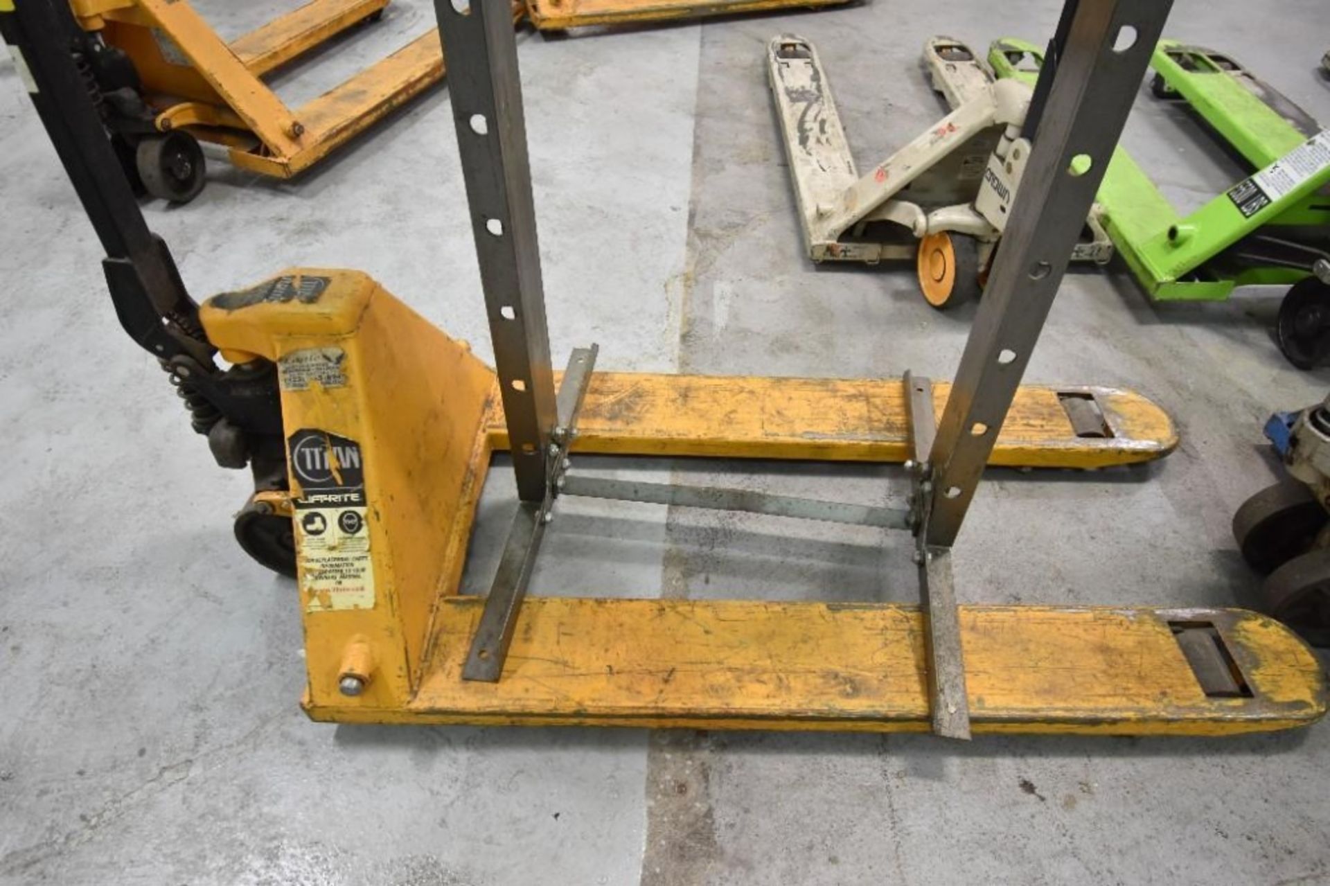 Big Joe manual pallet jack - Image 2 of 2