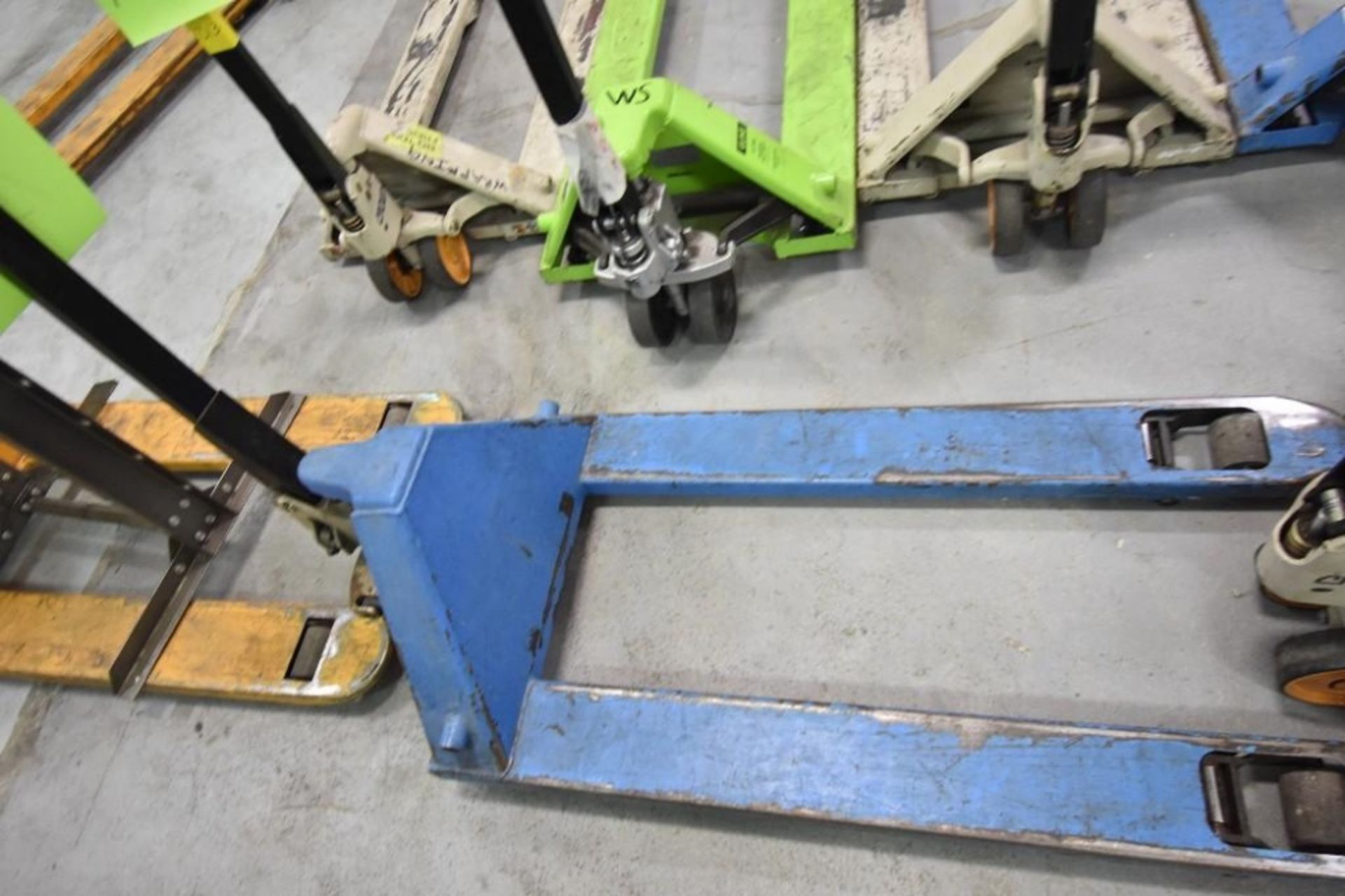 Manual pallet jack