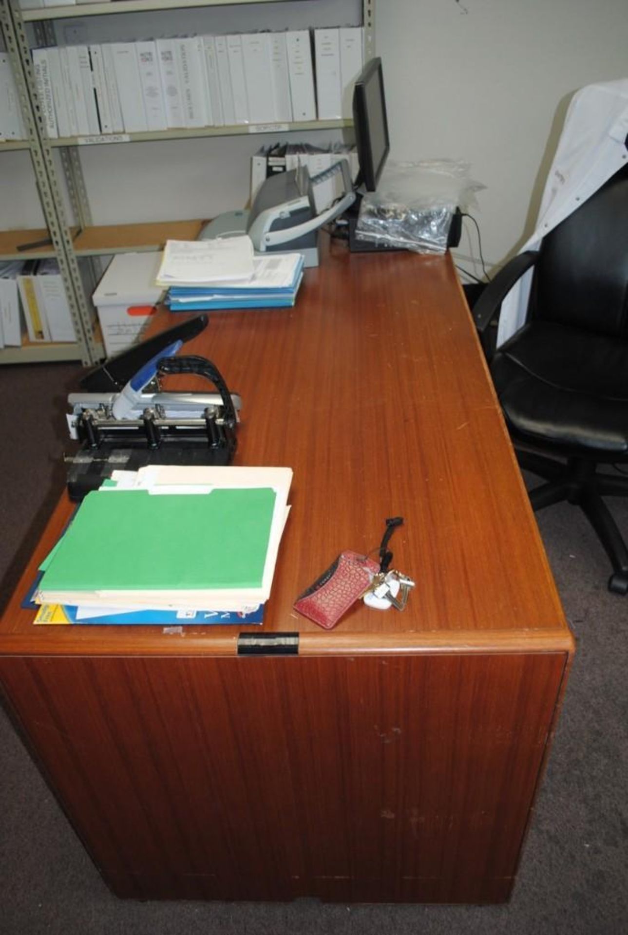 Office Furniture in storage room. - Image 4 of 37