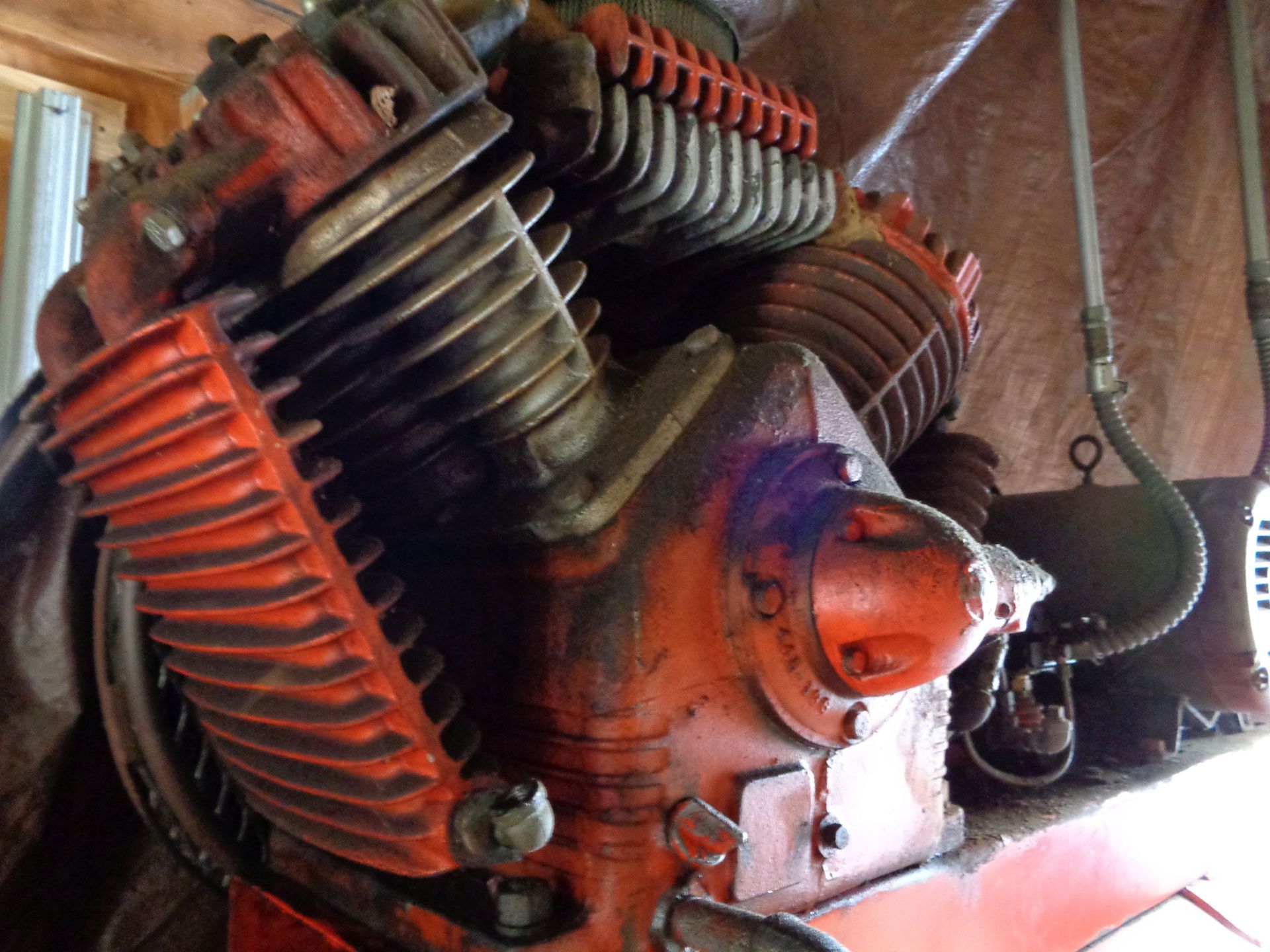 15 HP DEVILBISS MODEL VAV5060 HORIZONTAL TANK AIR COMPRESSOR; S/N 1160 **LOCATED IN SHED OUTSIDE** - Image 3 of 5