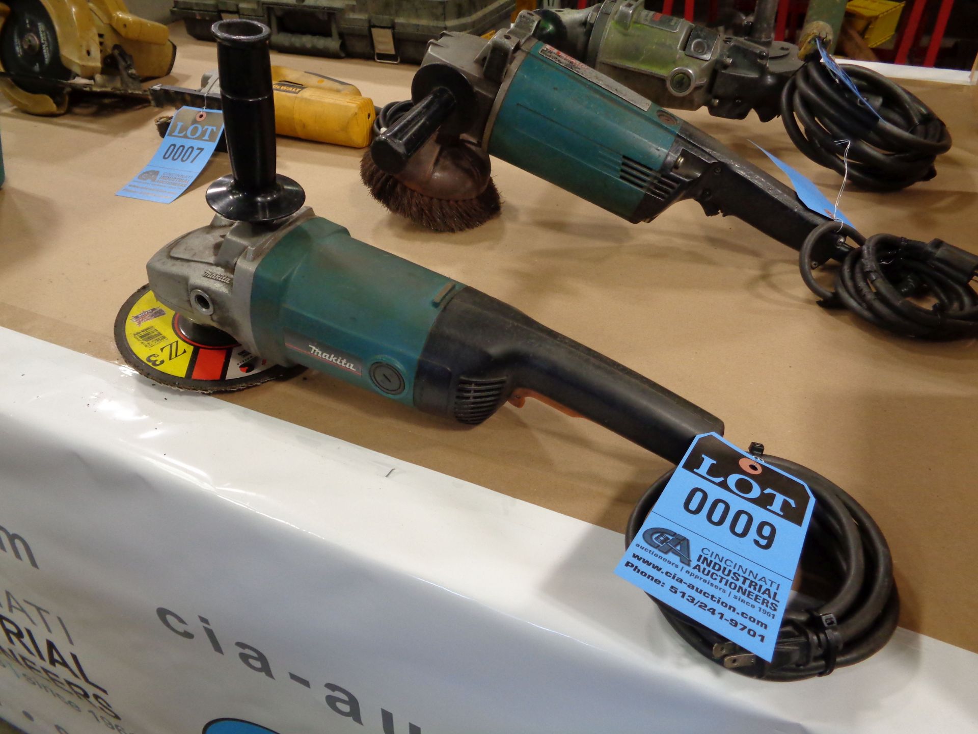 7" MAKITA MODEL 9067L RIGHT ANGLE GRINDER